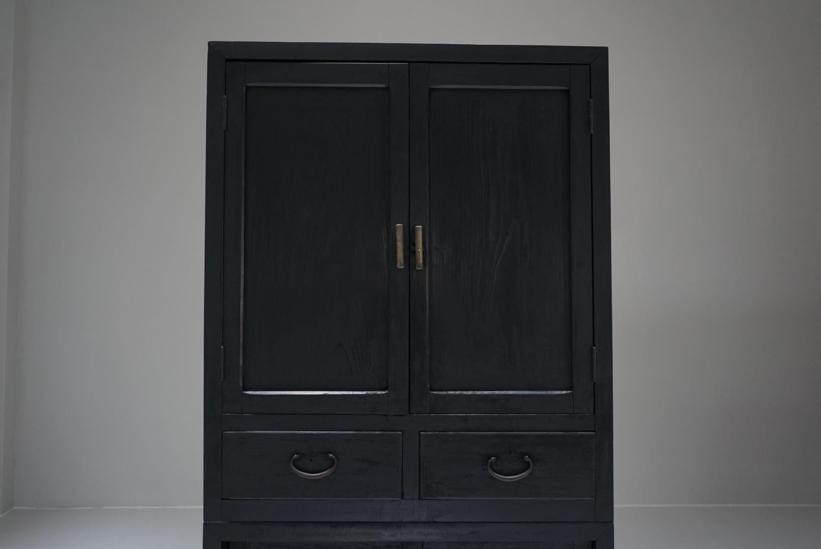 This is an old Japanese storage shelf.
The ink-like black color gives it a very nice atmosphere.
I also think the combination of the double doors and sliding doors is nice.

It is divided into upper and lower parts.
You can use them stacked together