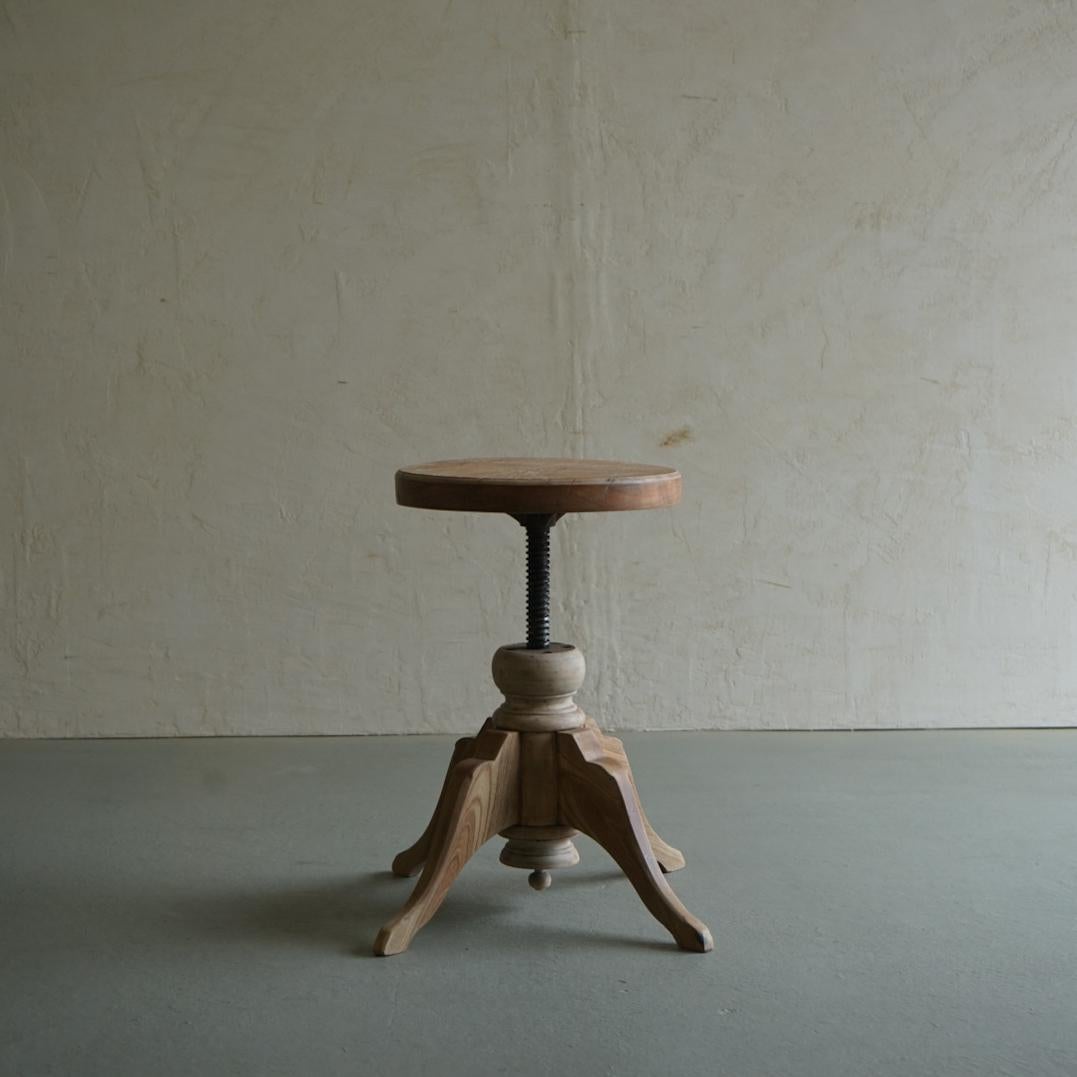 This is an old Japanese swivel stool.
It is made from three types of wood: teak, ash, and horse chestnut.
The seat is made of solid teak wood and is heavy.
Although it is small, it has a heavy and impressive presence and looks picturesque just by
