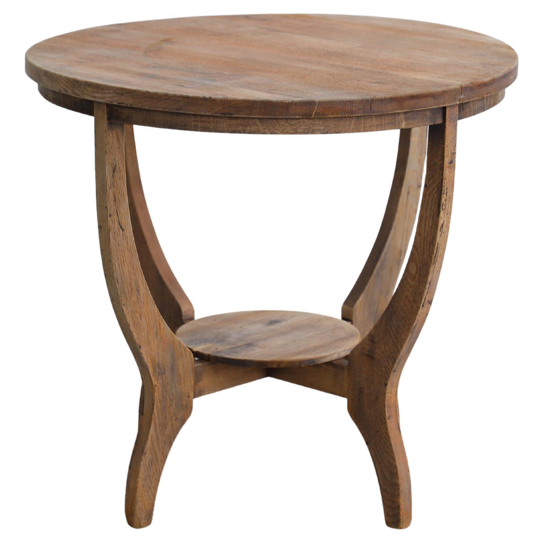 This cafe table has attractive legs that form a unique curve.
The bow-like curves, lavishly carved from high-quality ash wood, are both cute and elegant.

Another attractive feature is that the more you use it, the richer its antique-like expression