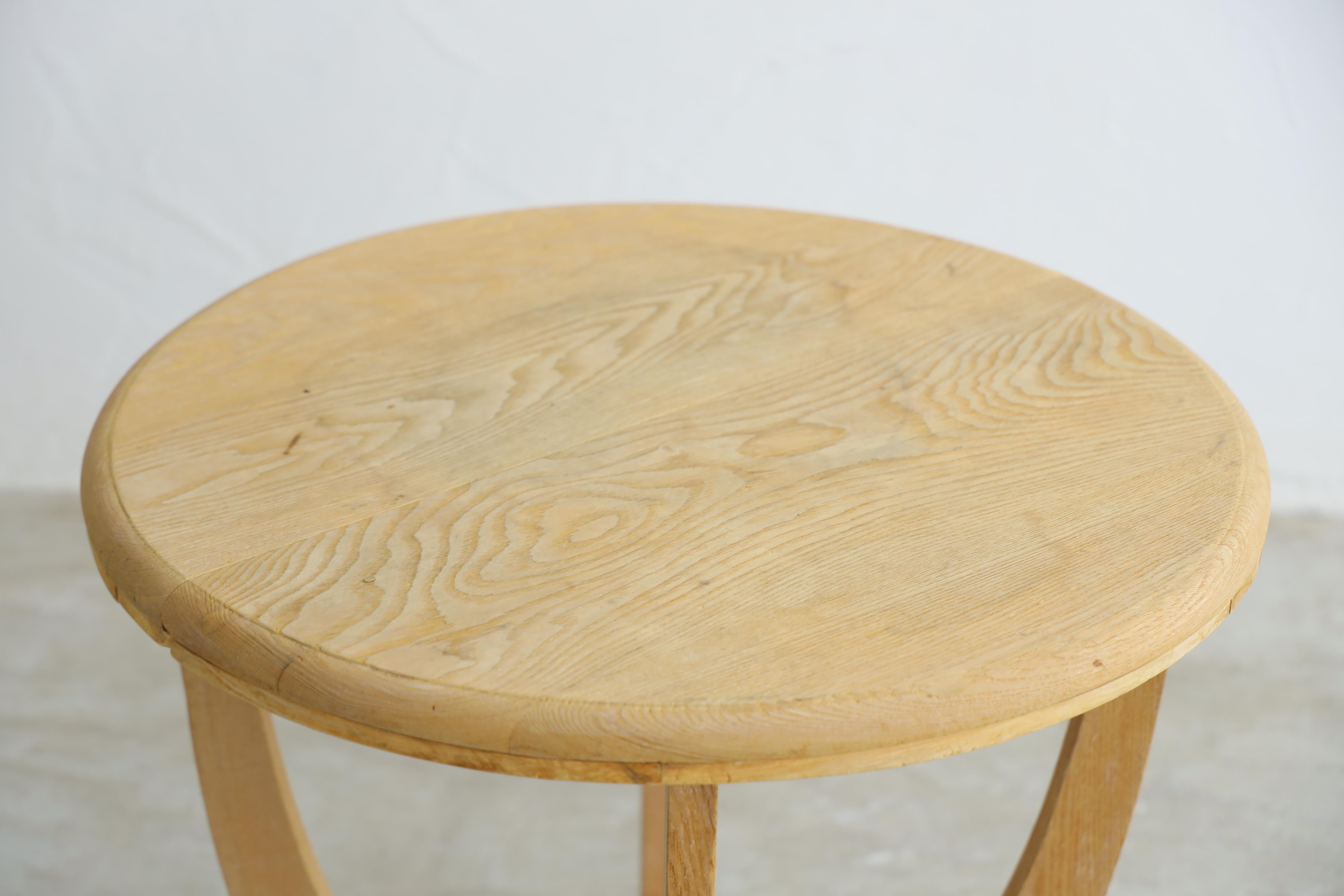A round table with a soft silhouette that exudes warmth.

The material used is high-quality ash. The strong grain and gentle design are in perfect harmony.

The color is light, but the flavor increases with age, giving it a deep appearance.

The