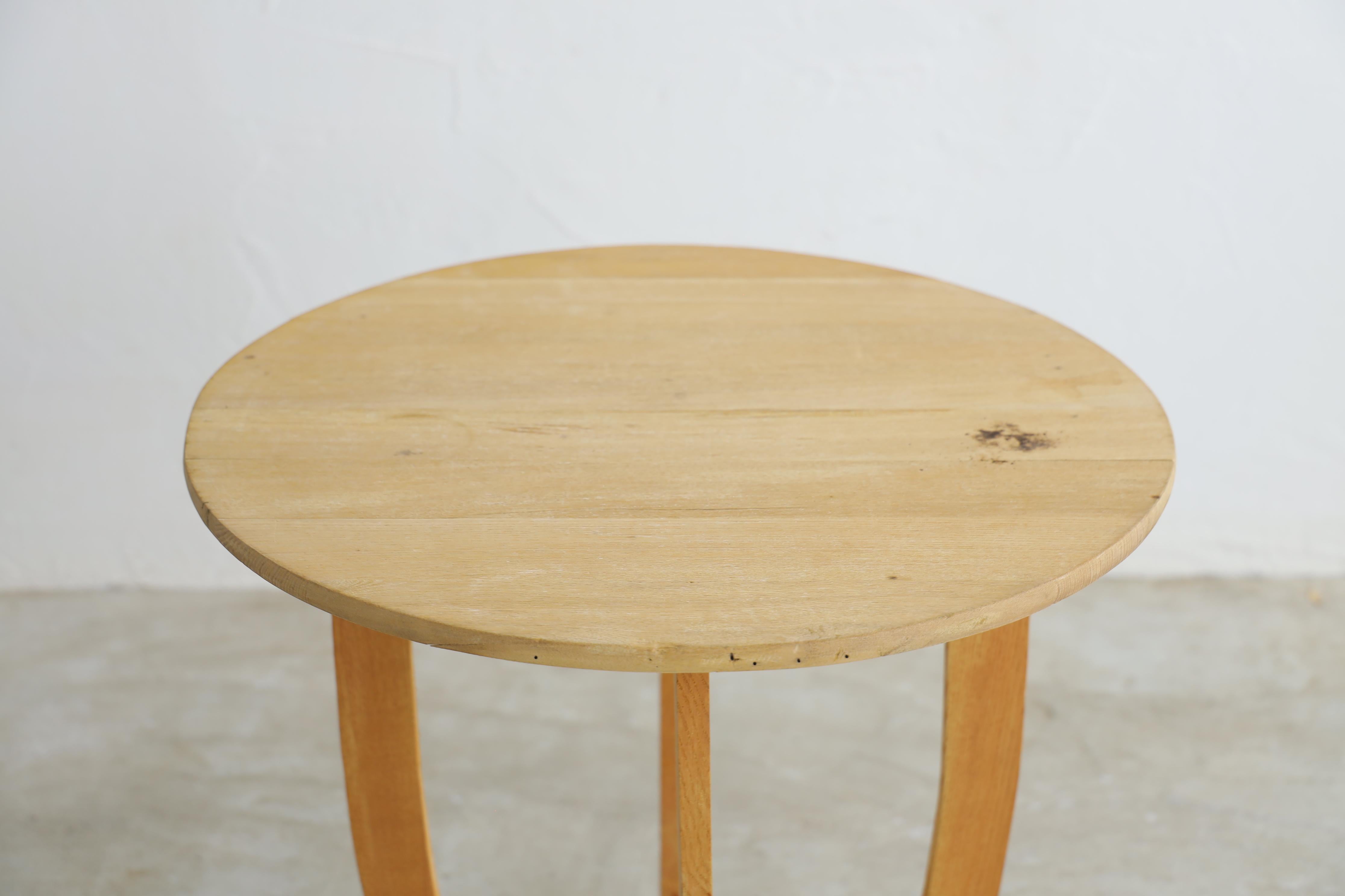 This cafe table has attractive legs that form a cute curve.
The soft, swaying curves, the rounded tabletop, and the light color create a cute finish. The high-quality ash wood acquires a unique look over time, adding a dignified atmosphere to the
