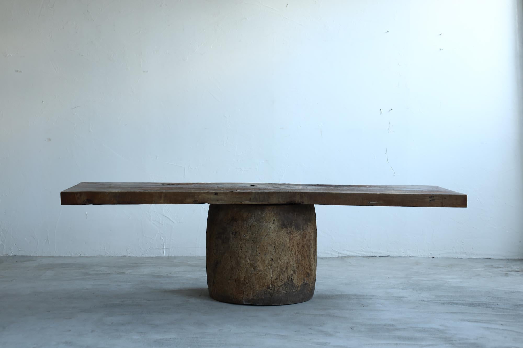 Very old Japanese primitive style table.
Simple design with a single board on a stump.

The board is made of tochi (Japanese horse chestnut).
The stump is zelkova.
Each material itself is very unique and extremely rare.

The top board is a single