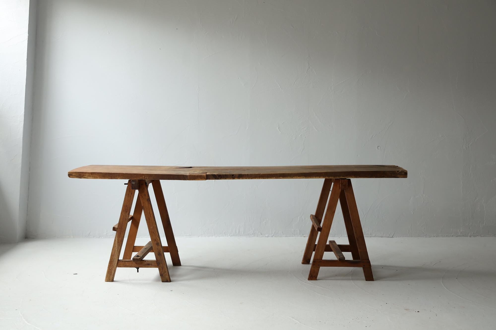 Sehr alter japanischer Tisch im primitiven Stil.
Einfaches Design mit einer einzigen Tafel auf zwei Sockeln.

Die Dielen sind aus japanischer Rosskastanie gefertigt.
Der Sockel ist aus Zedernholz.
Das MATERIAL selbst ist sehr einzigartig und äußerst