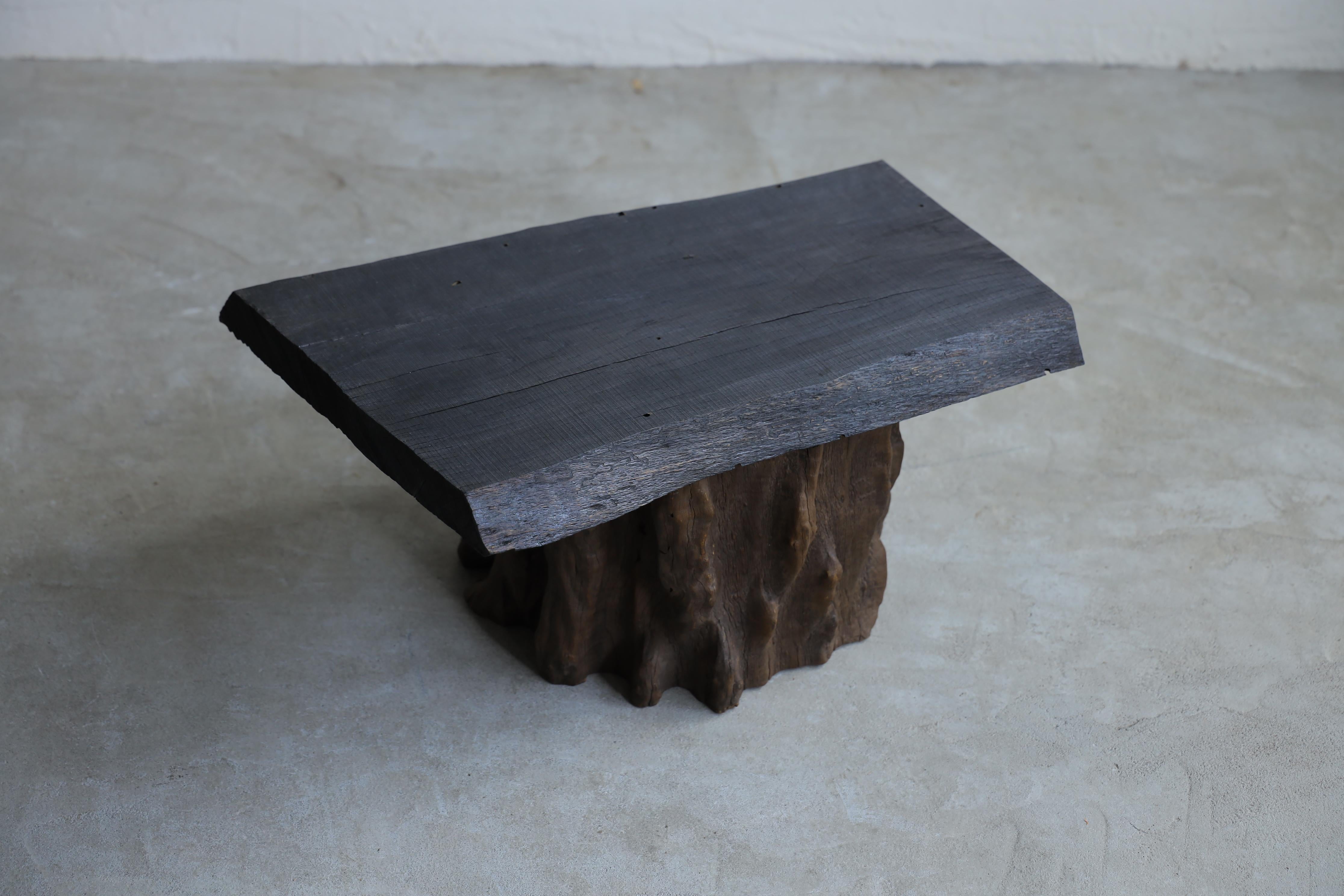 Una mesa baja que armoniza un tablero único con un mortero tradicional.

El tablero de la mesa está hecho de una sola tabla de Nara (roble japonés). El mortero está tallado en una sola pieza de madera, y el desnivel natural de la superficie es