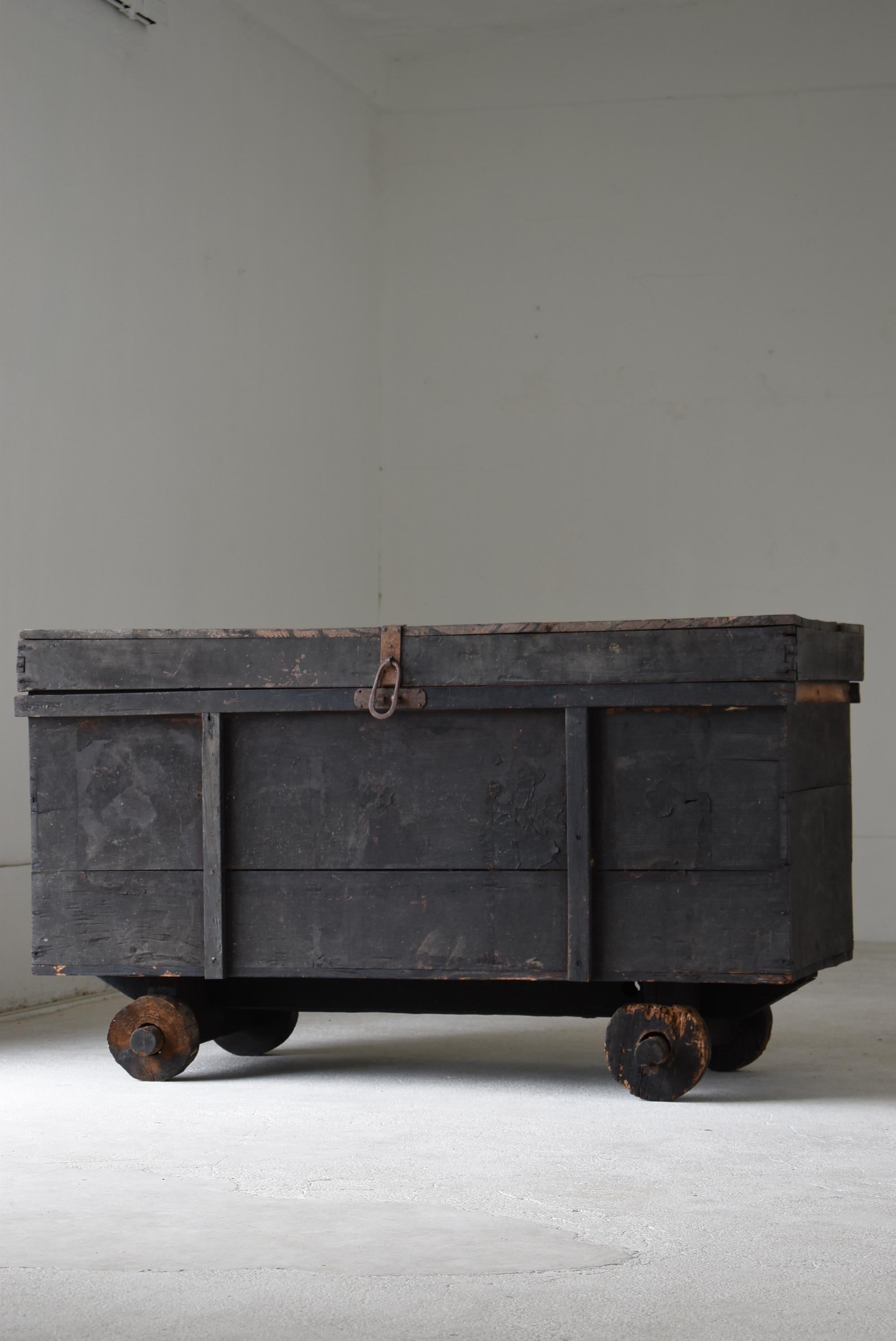 It is a Japanese chest with old wheels.
In Japan, this is called 