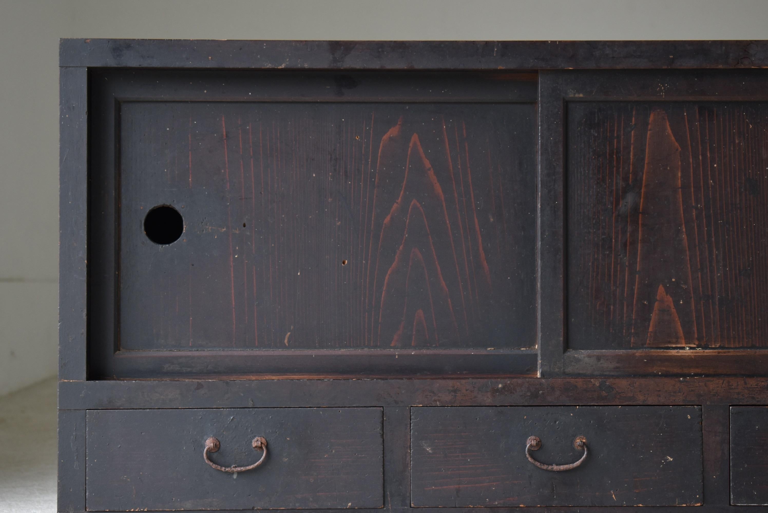 It is a black chest from Japan.
Made of cedar tree.
Furniture from the Edo period to the Meiji period. (1800s-1900s)

There is no useless decoration, it is simple and cool.
The black taste is beautiful.

The doors and drawers move smoothly