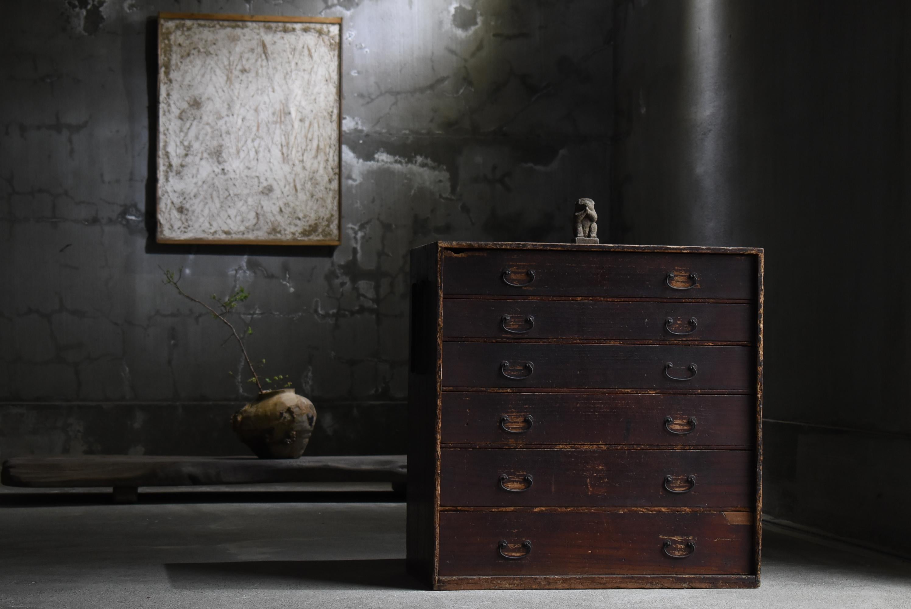 Sehr alte japanische Schublade.
Die Möbel stammen aus der Meiji-Zeit (1860-1900er Jahre).
Es ist aus Paulownia-Holz, einem hochwertigen MATERIAL, gefertigt.

Diese Schubladen sind rustikal, einfach und schön.
Es gibt keinen Abfall im