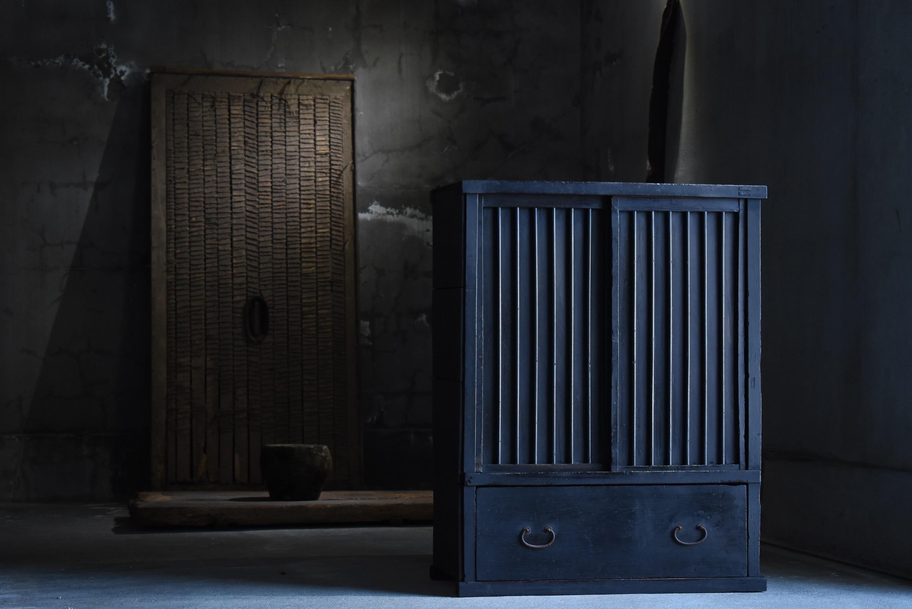 It's a very old Japanese tansu.
It is made of cedar trees.
Furniture from the Meiji era. (1860s-1900s)

There is no useless decoration, it is simple and cool.
This is black and beautiful.
Why is it black?
Because there is soot.
Japan has a