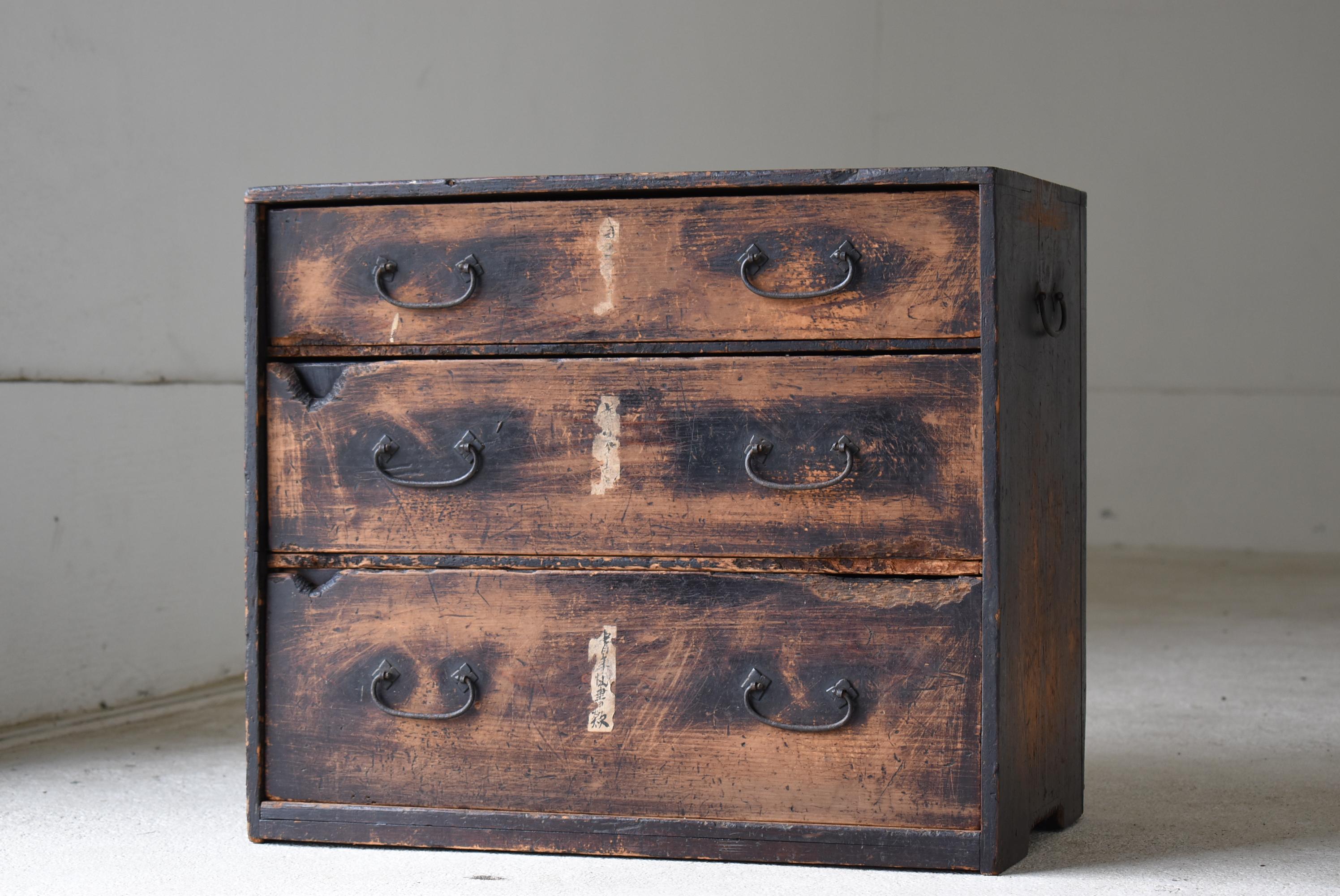 This is a very old Japanese drawer.
It is from the Meiji period (1860s-1900s).
It is mainly made of cedar wood.

It has a simple design with no waste.
It is a very beautiful piece of furniture.
Traces of repairs show that it has been used with