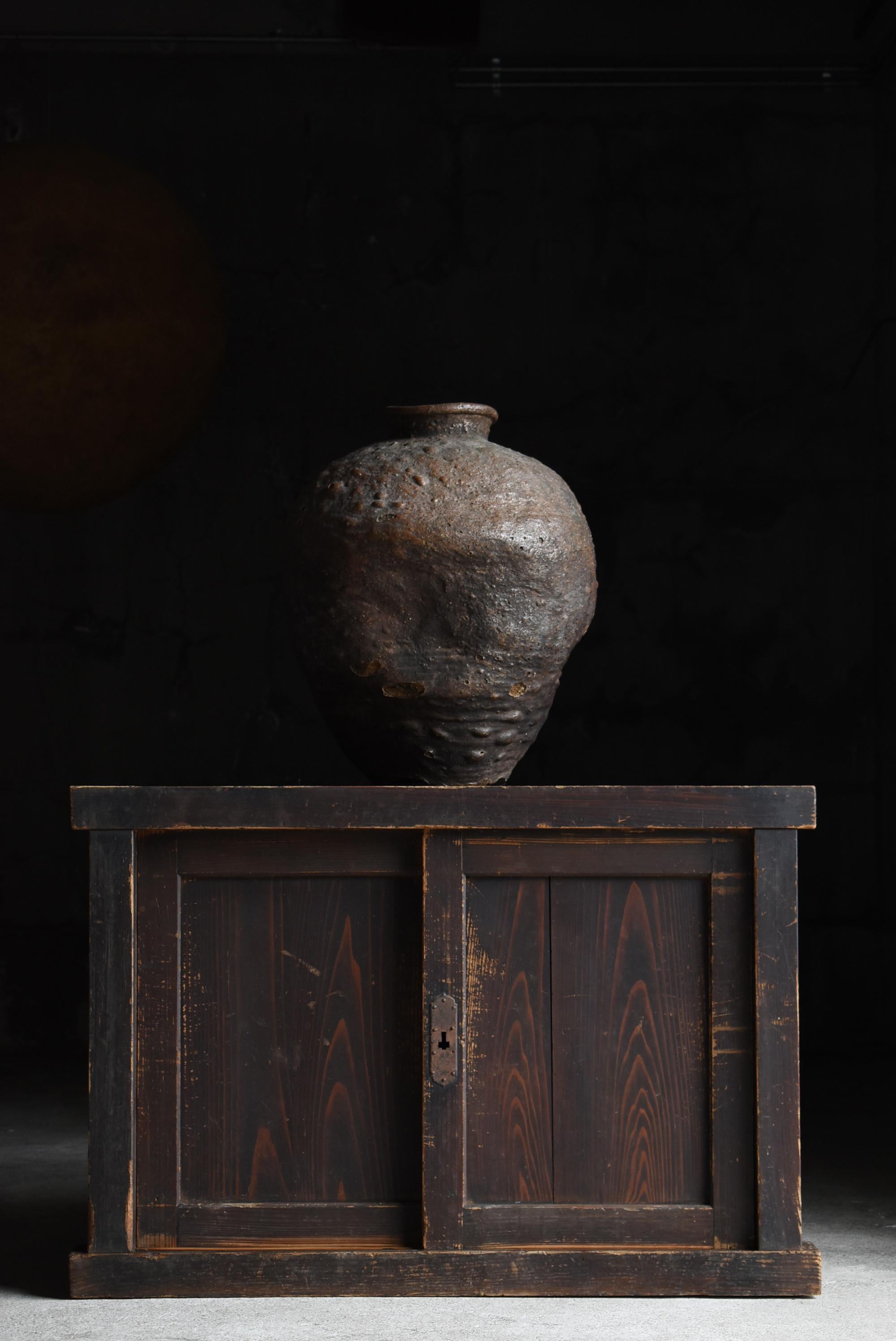 This is an old Tansu made in Japan.
It was made during the Meiji period (1860s-1900s), and the material used is rustic and warm cedar wood. It is a piece that embodies the functional beauty rooted in Japanese life, and its presence adds depth to a