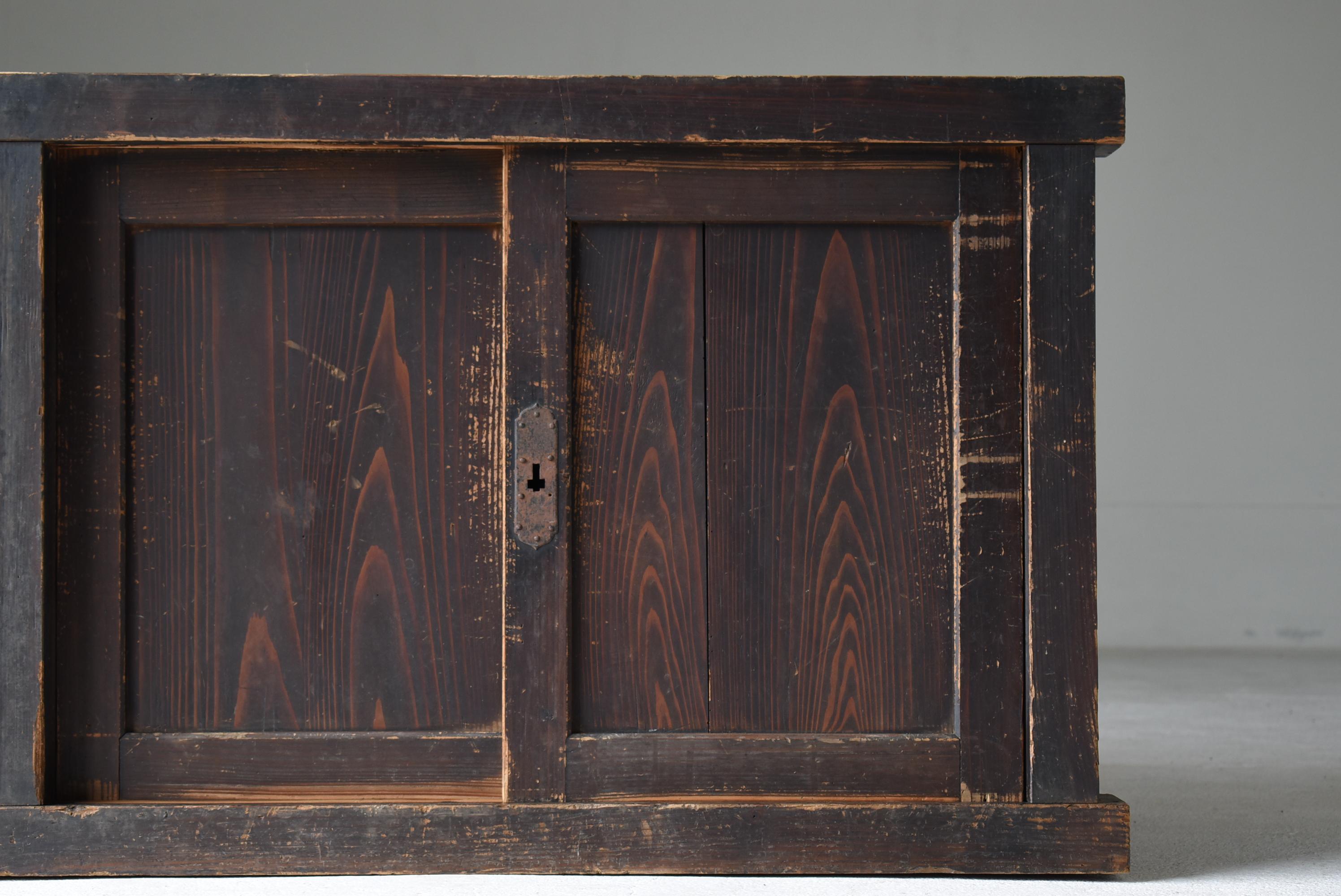 Travail du bois Japanese Antique Tansu 1860s-1900s / Sideboard Cabinet Wabi Sabi en vente