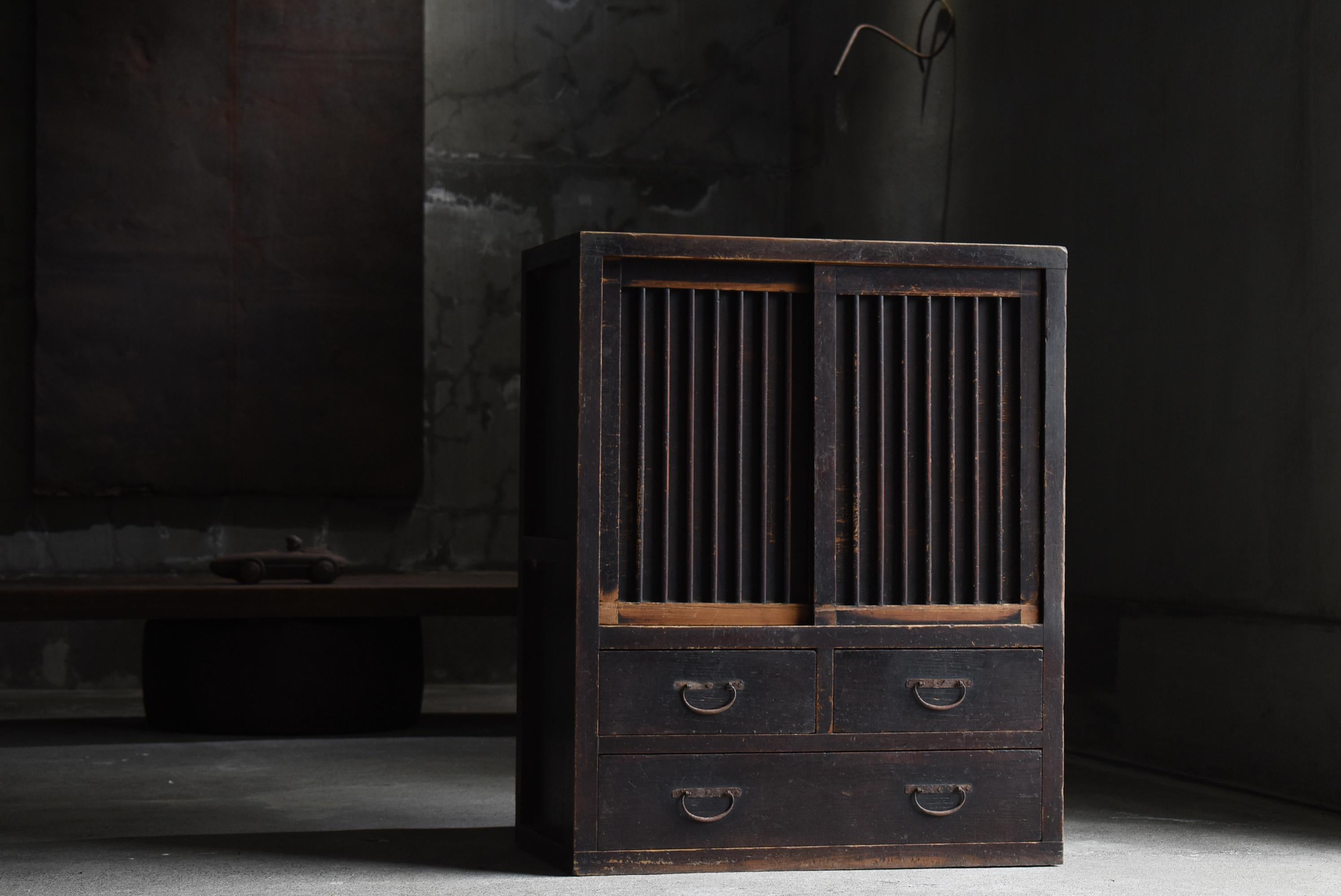 Si tratta di un vecchio Tansu di medie dimensioni prodotto in Giappone.
I mobili sono stati realizzati durante il periodo Meiji (1860-1900) e sono in legno di cedro. Le maniglie dei cassetti sono in ferro, il che conferisce al pezzo una patina