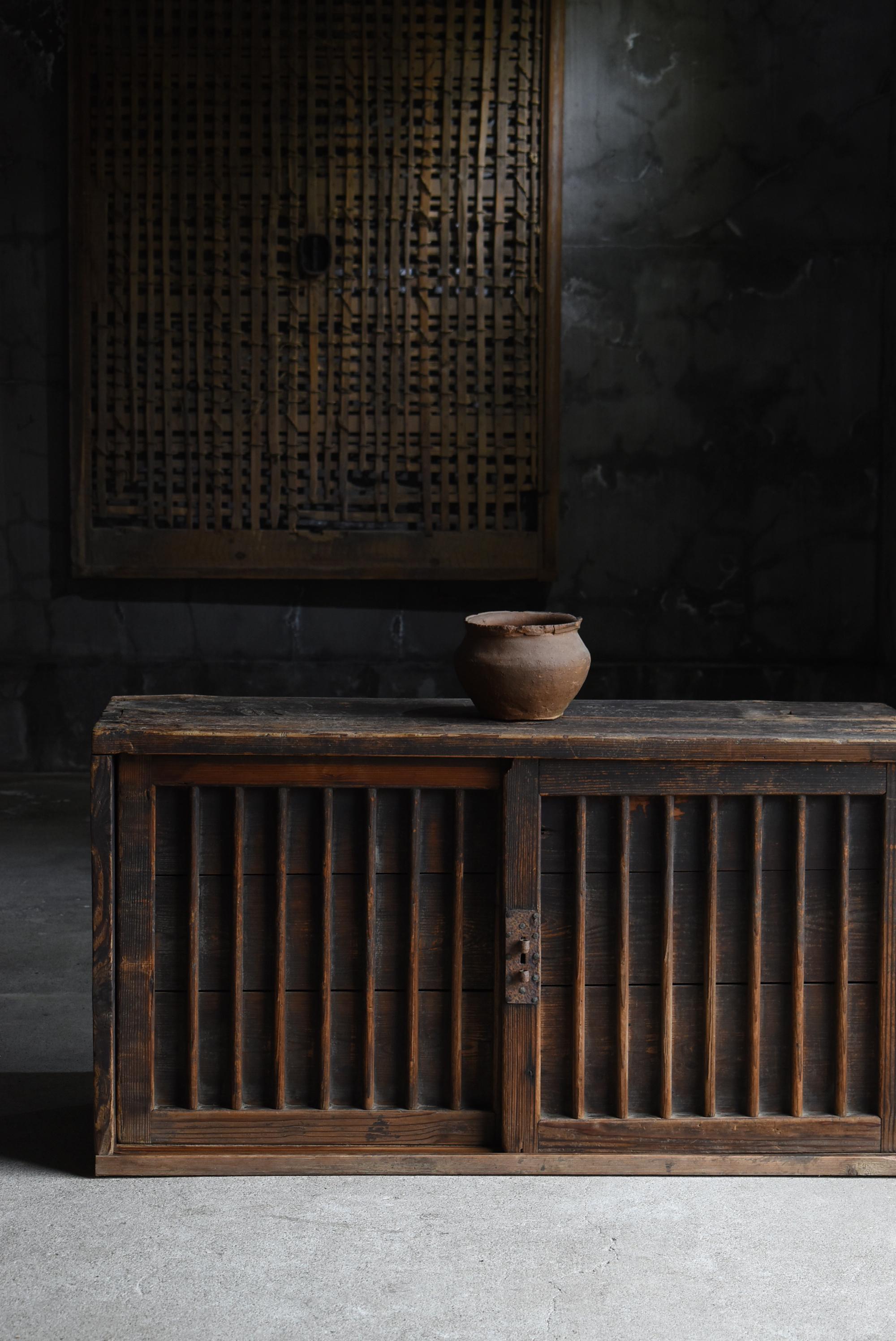 This is a very old Tansu made in Japan.
This furniture was made in the Meiji era. (1860s-1900s).
The material is cedar wood.

The design is simple and rustic.
There is no unnecessary design at all, it is the ultimate simplicity.
The lattice door is