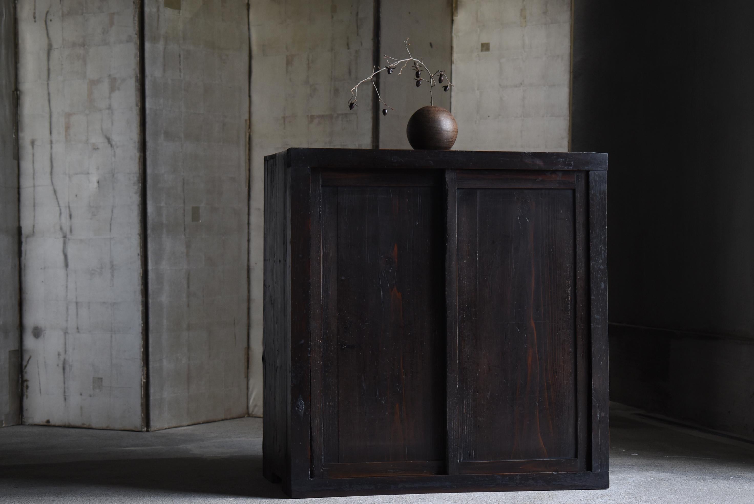 Se trata de un Tansu muy antiguo de tamaño medio fabricado en Japón.
Este mueble se fabricó en el periodo Meiji (décadas de 1860 a 1920).
Todos los materiales son de madera maciza de cedro.

En definitiva, el diseño es sencillo, sin