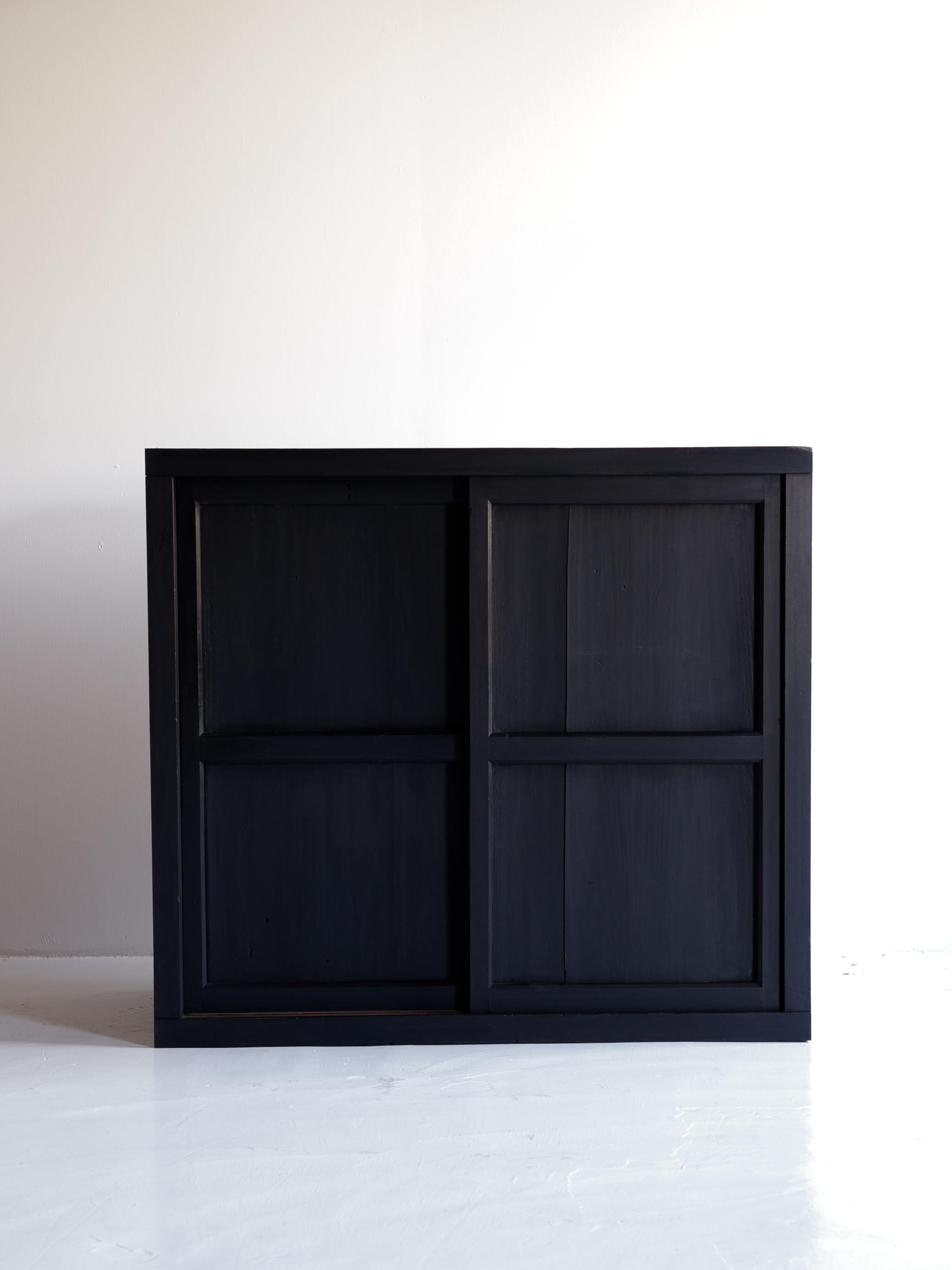 Dies ist eine sehr alte mittlere Größe Tansu in Japan gemacht.
Diese Möbel wurden in der Meiji-Zeit hergestellt. (1860er-1920er Jahre).
Alle MATERIALIEN sind aus massivem Zedernholz.

Das Design ist letztlich einfach, ohne Abfall.
Die Möbel wirken