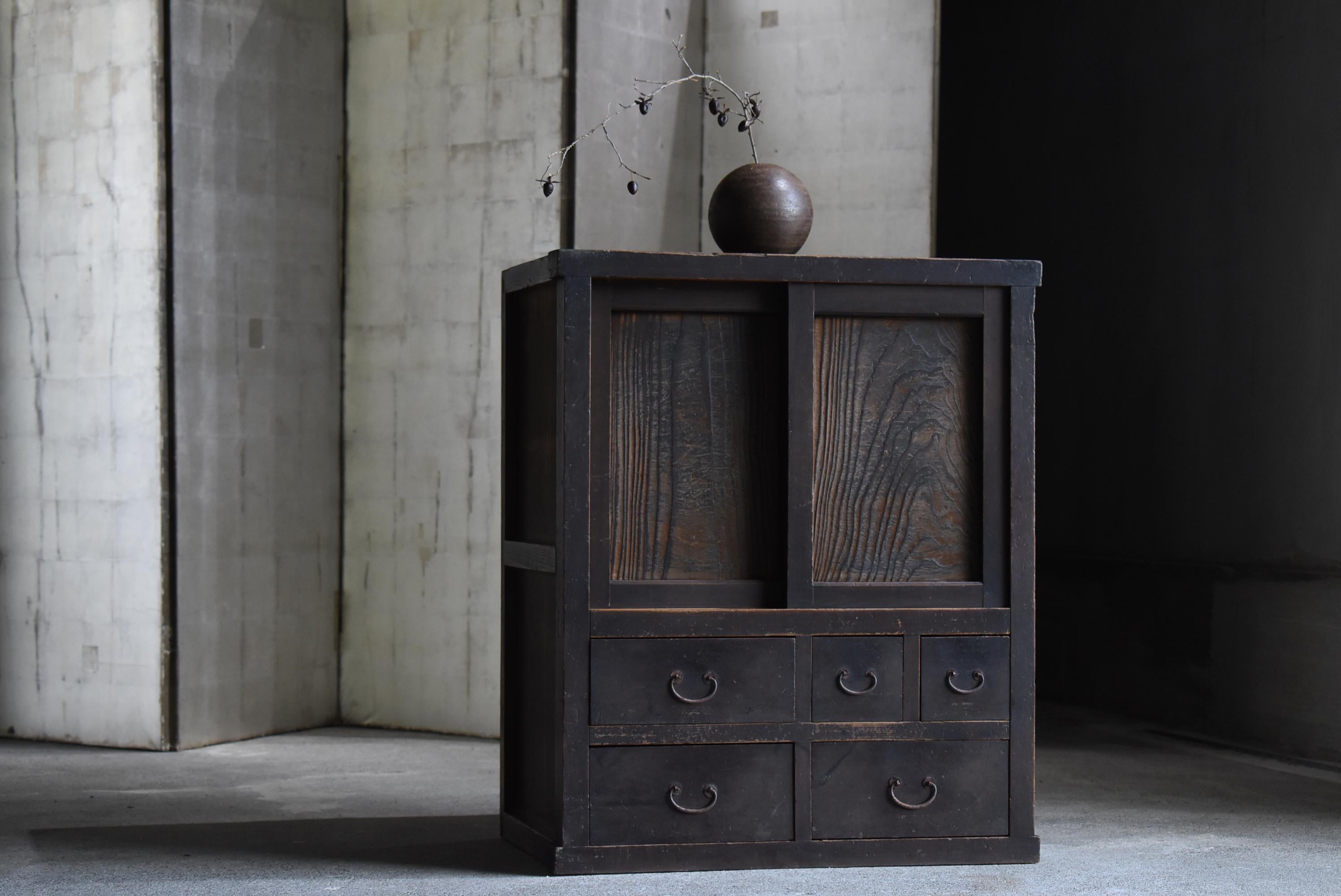 This account consists of 5 companies,
I specialize in Japanese antiques and deal in carefully selected items.
With 20 years of experience, I offer Japanese antiques from a new perspective.

This is an old chest with drawer storage.
This furniture is