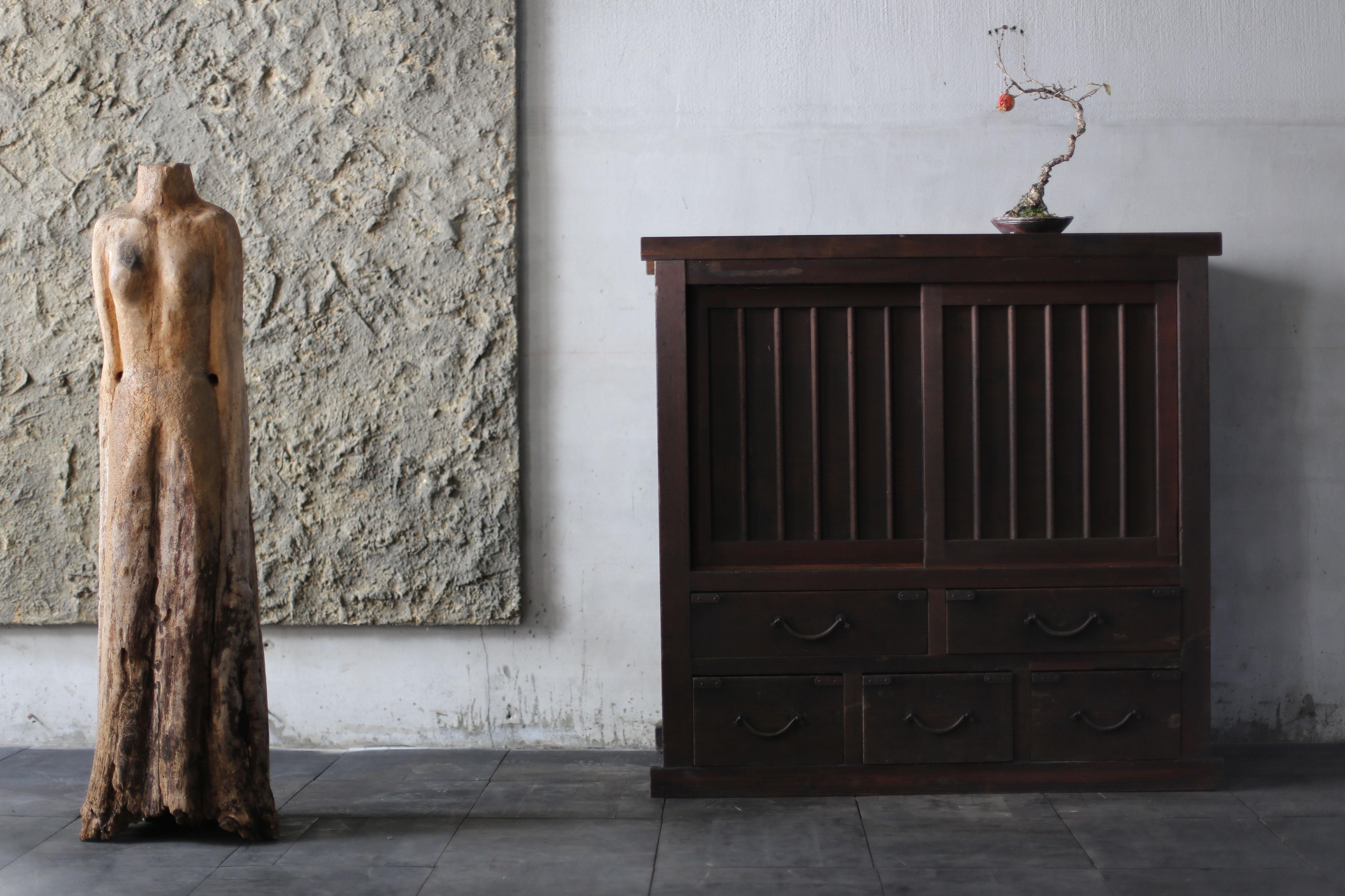 Il s'agit d'une très ancienne commode fabriquée au Japon.
Ce meuble date de la période Meiji (1860-1920).

Le matériau principal est le cèdre, le bois de châtaignier n'étant utilisé que pour la surface des tiroirs.

Le design est très simple et il