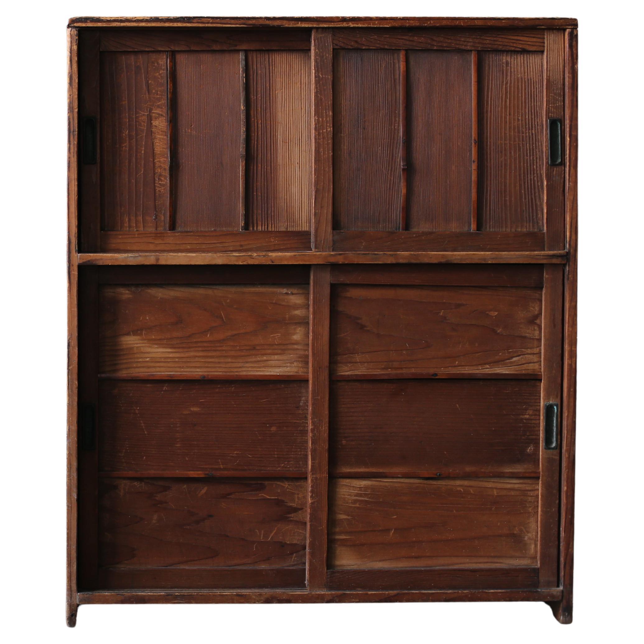 Dies ist ein sehr alter japanischer Schrank.

Es stammt aus der frühen Showa-Periode (1920er-1940er Jahre).

Es ist aus Zedernholz gefertigt.

Es ist mit Bambus verziert und hat ein traditionelles japanisches Design.

Sowohl der obere als auch der