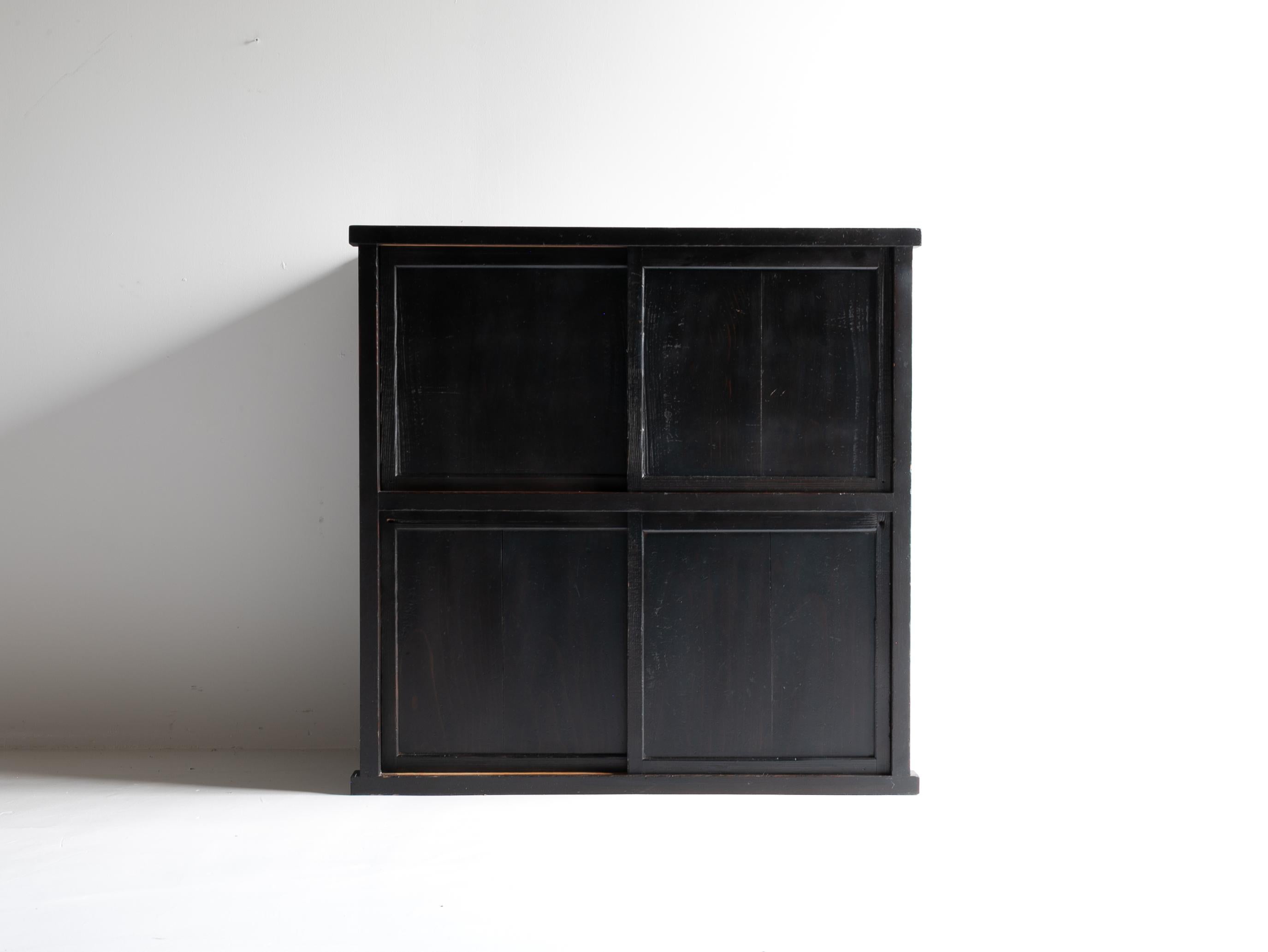This is a medium-sized antique Japanese chest, crafted in Japan during the Meiji period (1860s–1920s).
Made entirely from solid cedar wood, it speaks quietly of its origins, yet with remarkable presence.

Its silhouette is defined by simplicity and