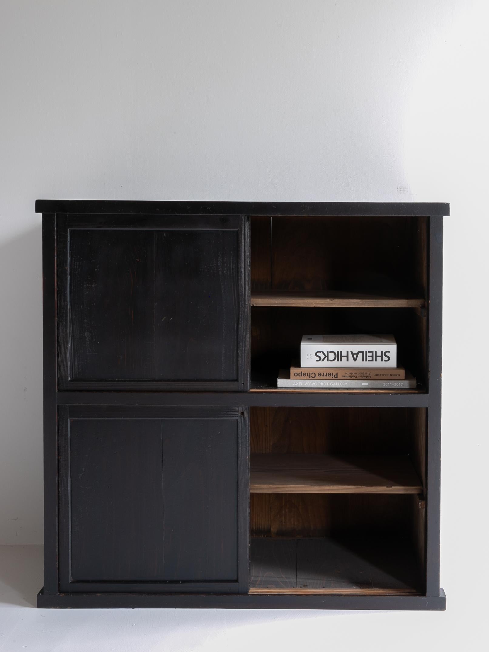 Japanese Antique Tansu Cabinet 1860s-1920s / Cabinet Sideboard Wabi-Sabi im Zustand „Gut“ im Angebot in Sammu-shi, Chiba