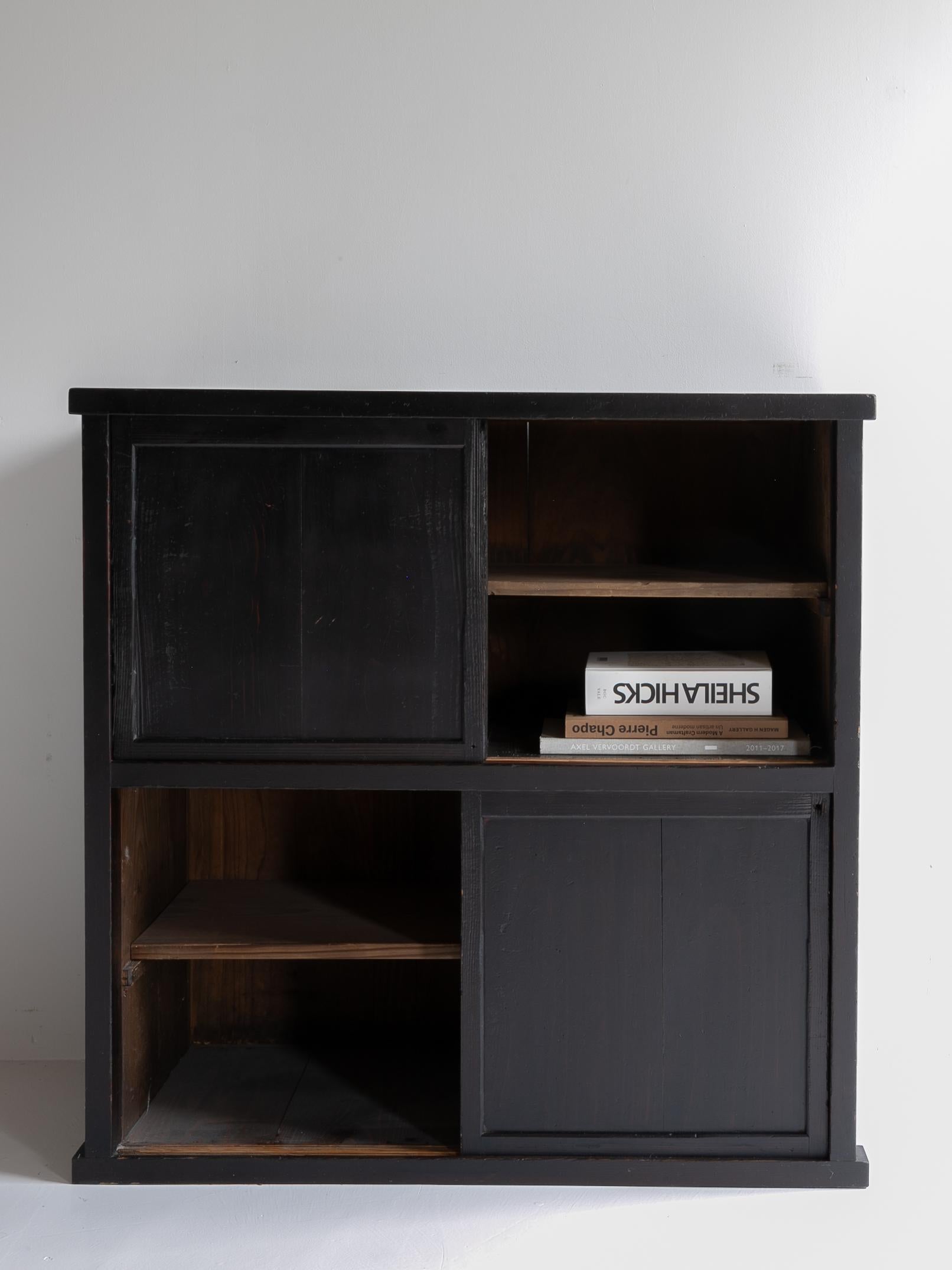 Japanese Antique Tansu Cabinet 1860s-1920s / Cabinet Sideboard Wabi-Sabi (20. Jahrhundert) im Angebot