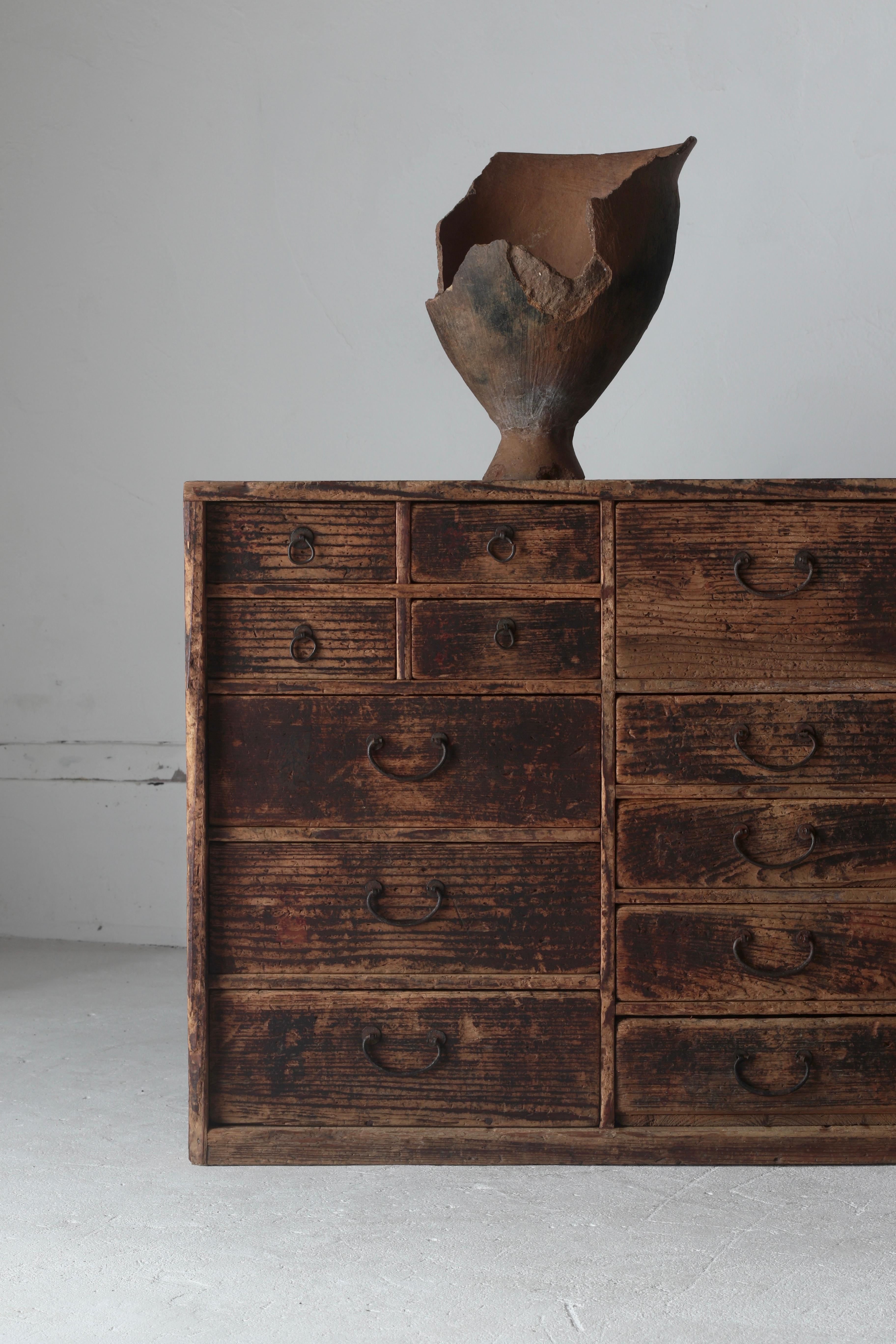 Travail du bois Tansu / Cabinet japonais ancien  Drapeau de la période Meiji Wabi-Sabi Mingei