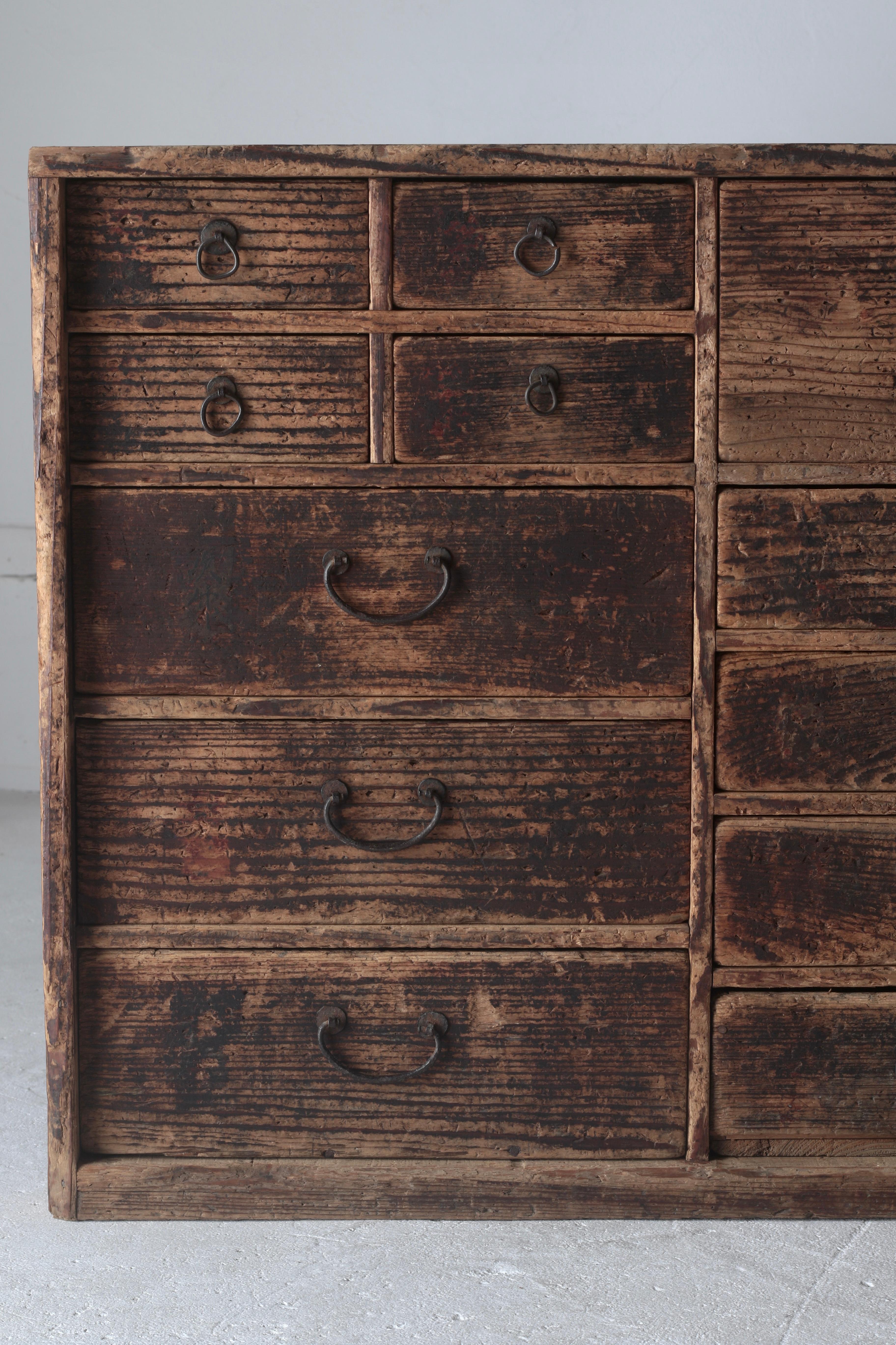 Cèdre Tansu / Cabinet japonais ancien  Drapeau de la période Meiji Wabi-Sabi Mingei