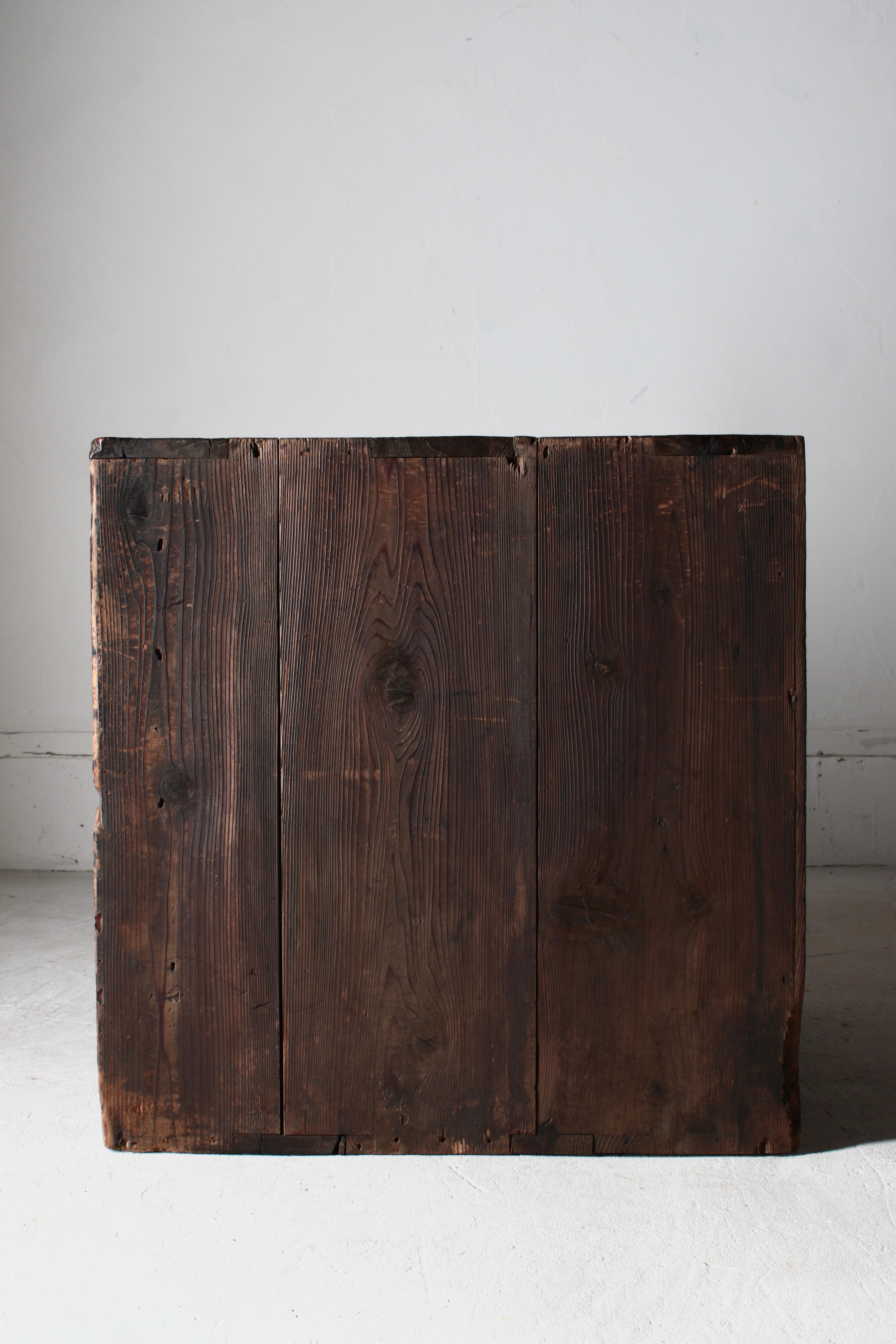 Antiker japanischer Tansu-/Schrank-Schubladen-Nachttisch / 1868-1912er Jahre / Wabi-Sabi im Angebot 2