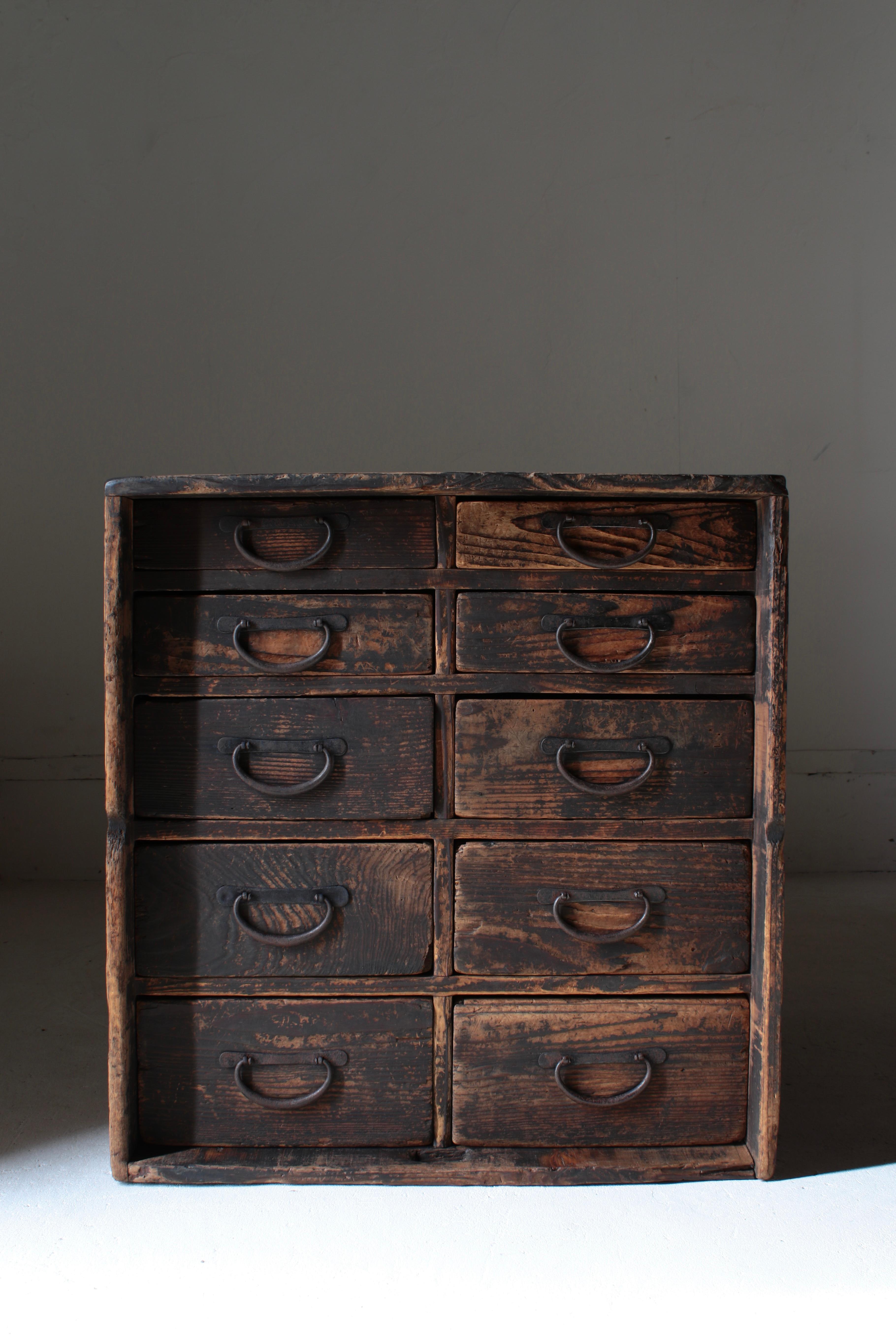 Antiker japanischer Tansu-/Schrank-Schubladen-Nachttisch / 1868-1912er Jahre / Wabi-Sabi im Angebot 10