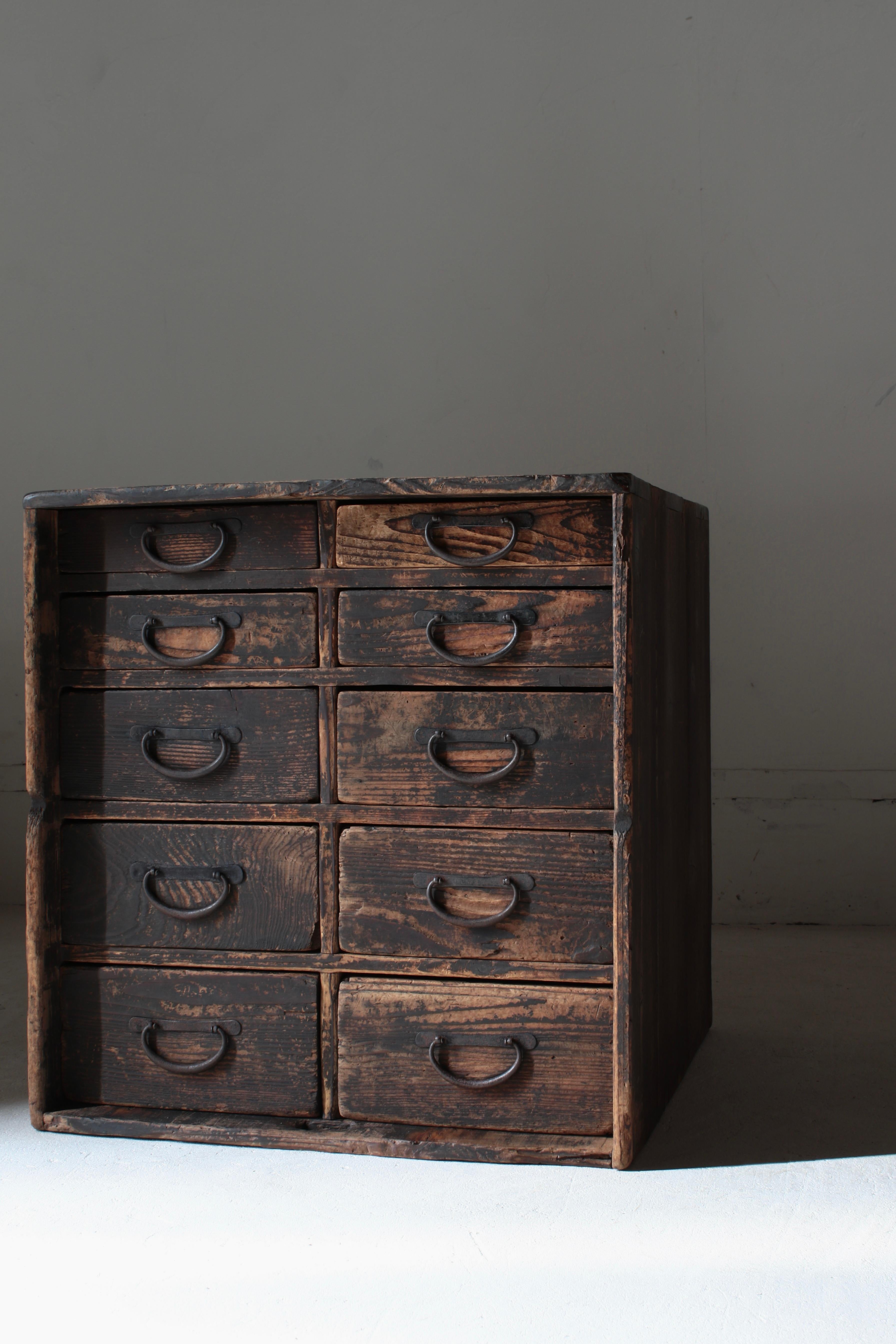 Antiker japanischer Tansu-/Schrank-Schubladen-Nachttisch / 1868-1912er Jahre / Wabi-Sabi (Meiji-Periode) im Angebot
