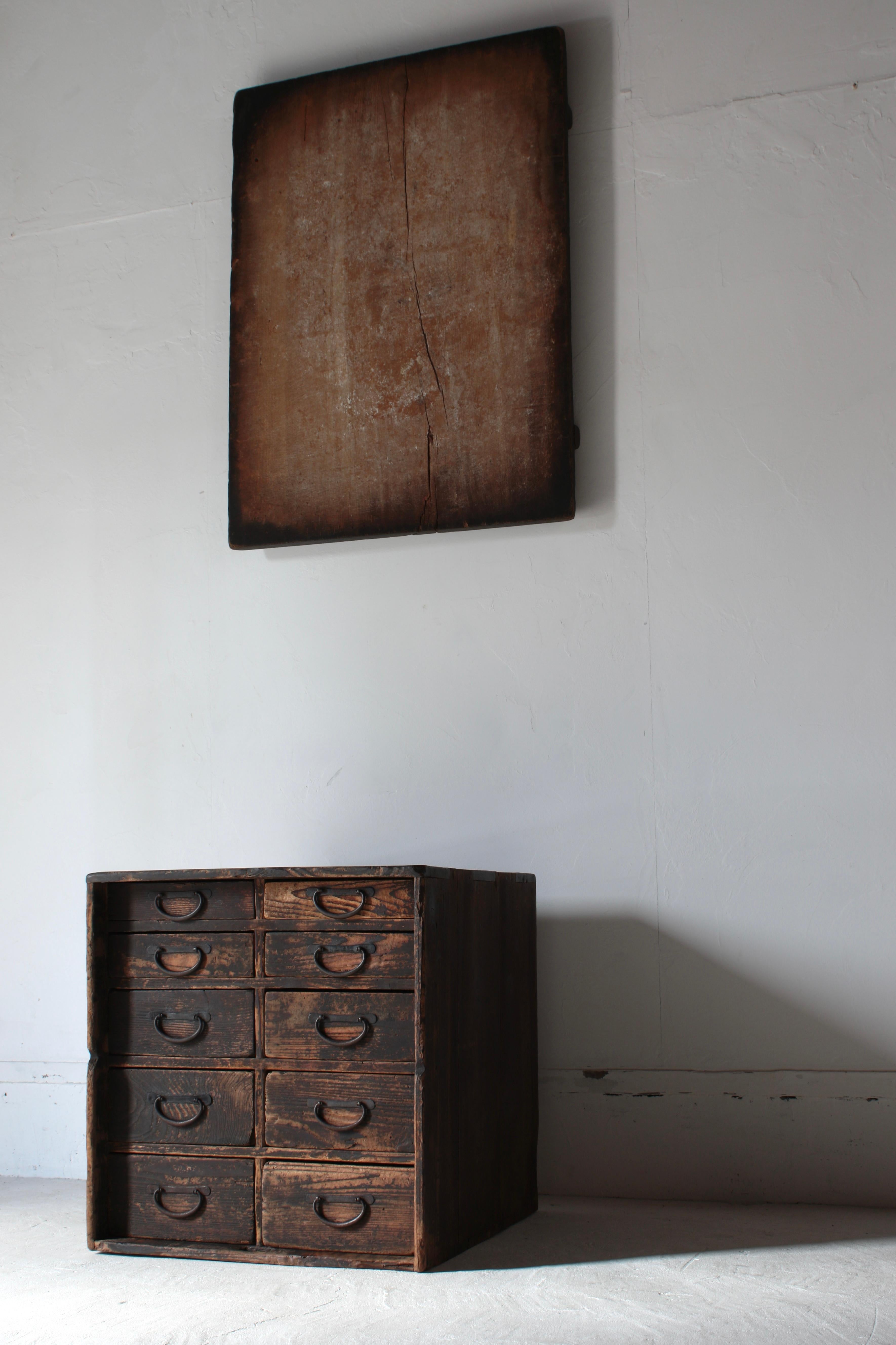 Antiker japanischer Tansu-/Schrank-Schubladen-Nachttisch / 1868-1912er Jahre / Wabi-Sabi (Japanisch) im Angebot