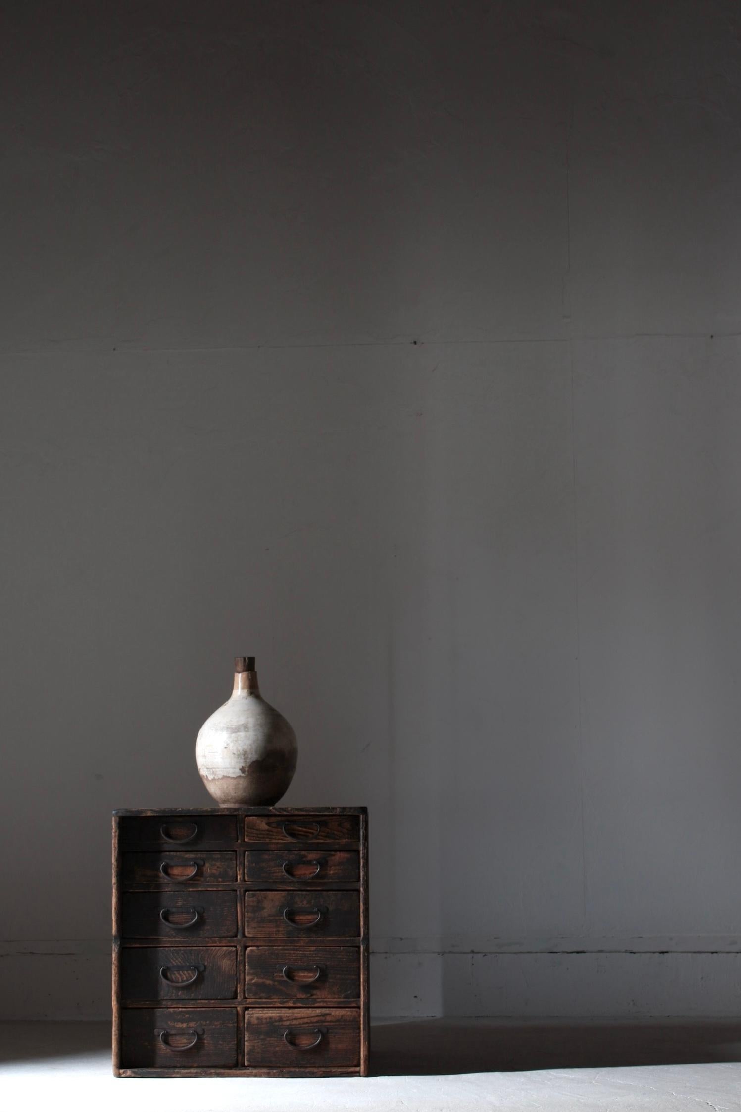 Antiker japanischer Tansu-/Schrank-Schubladen-Nachttisch / 1868-1912er Jahre / Wabi-Sabi (19. Jahrhundert) im Angebot