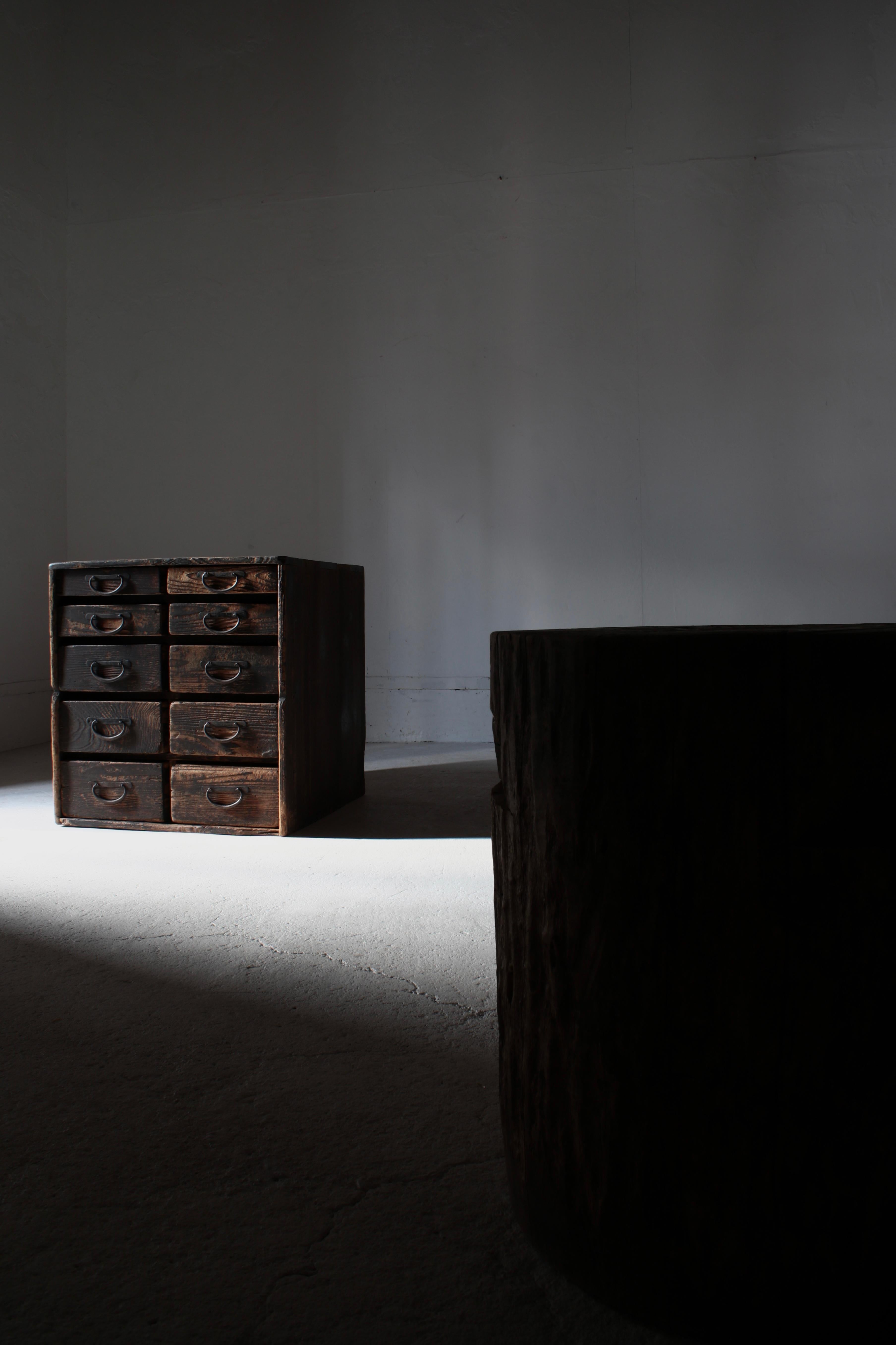 Antiker japanischer Tansu-/Schrank-Schubladen-Nachttisch / 1868-1912er Jahre / Wabi-Sabi im Angebot 1