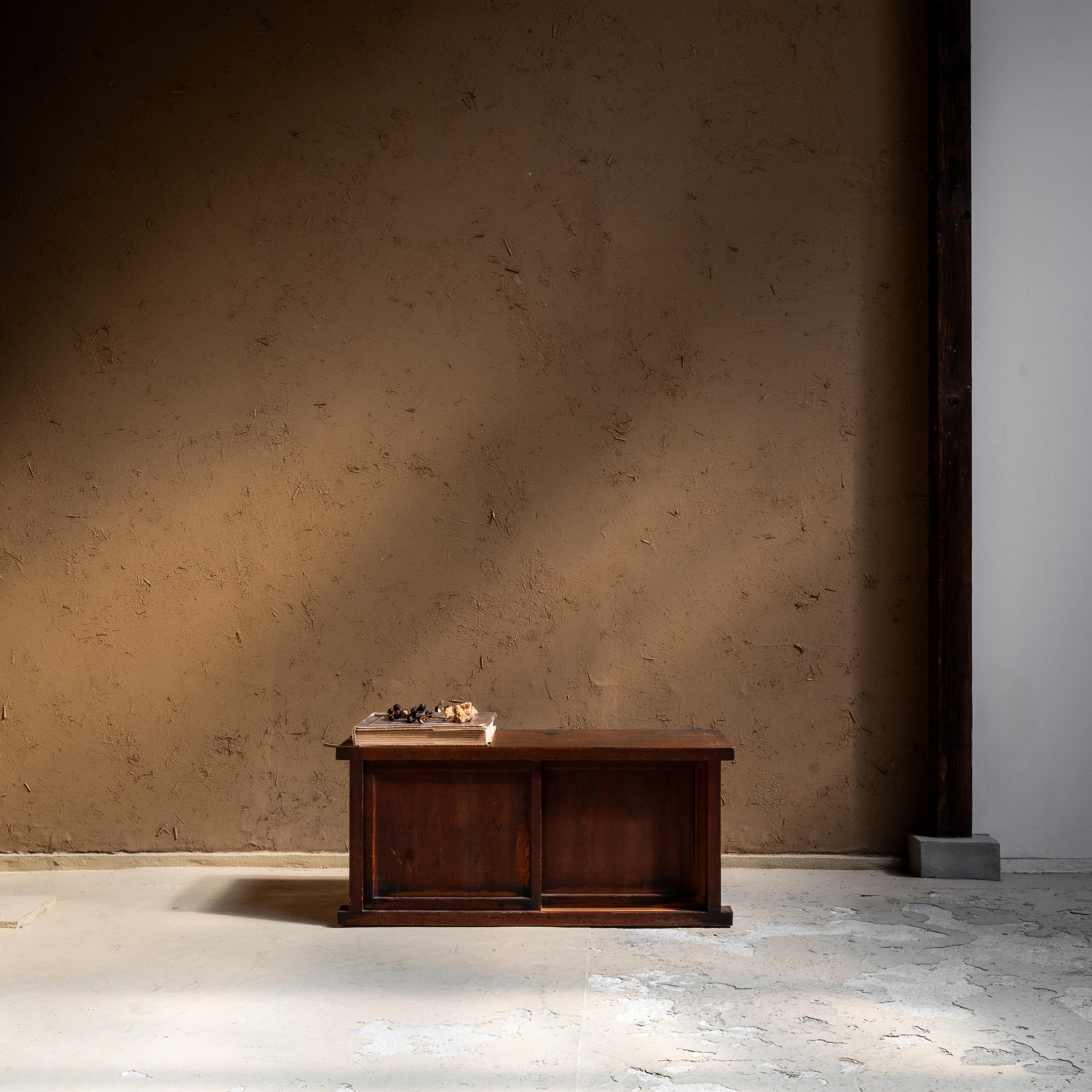 Un mueble único fabricado con una técnica japonesa.

El desgaste del tiempo y las líneas de madera añaden una atmósfera especial a este mueble funcional. Una pieza así se adapta fácilmente a tu espacio, ofreciendo a la vez  utilidad y un toque de
