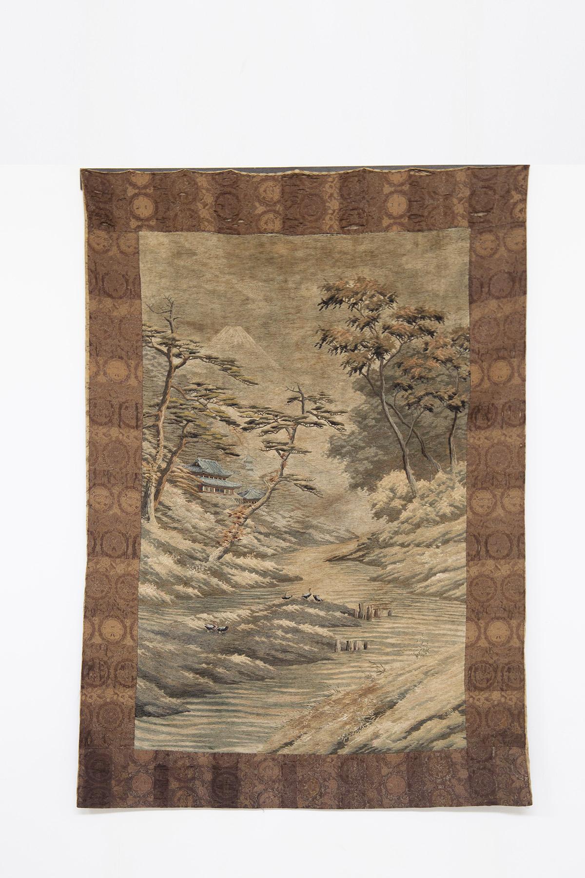 Beautiful and very rare Japanese tapestry made in the 1800s, made of woven silk and cotton, of absolute fineness.
The tapestry is developed in length and width. It has a rectangular shape, embellished with a stitched frame with circle weave, in the