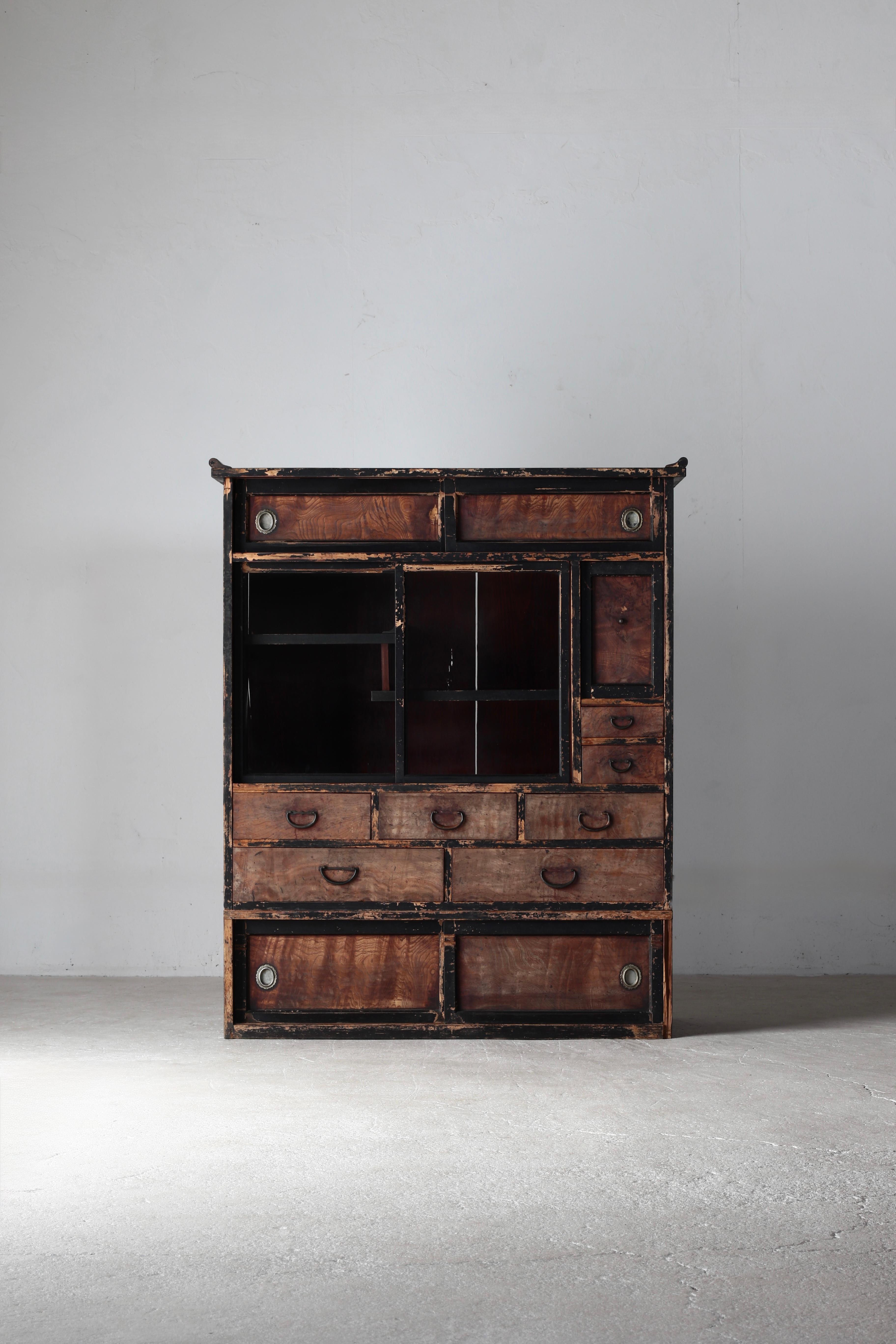 Questo è un vecchio mobile da tè giapponese.

È stato utilizzato nella regione di Tohoku dal tardo periodo Meiji al periodo Taisho ed è realizzato principalmente in cedro.

I frontali dei cassetti sono realizzati in legno di keyaki, invecchiato fino