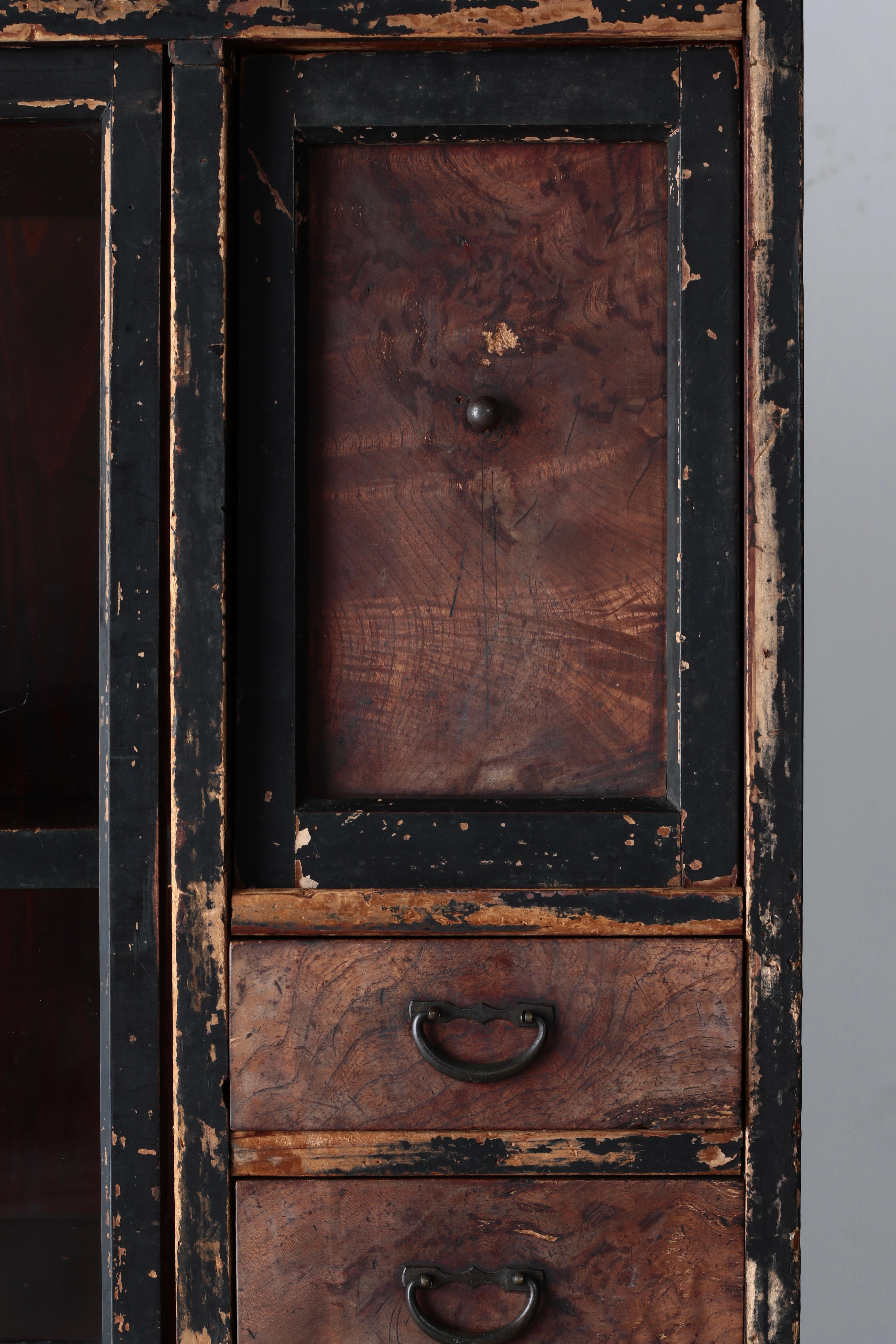 Legno Antico gabinetto giapponese per il tè / Deposito per tansu / Circa 1900 / Wabi-sabi in vendita