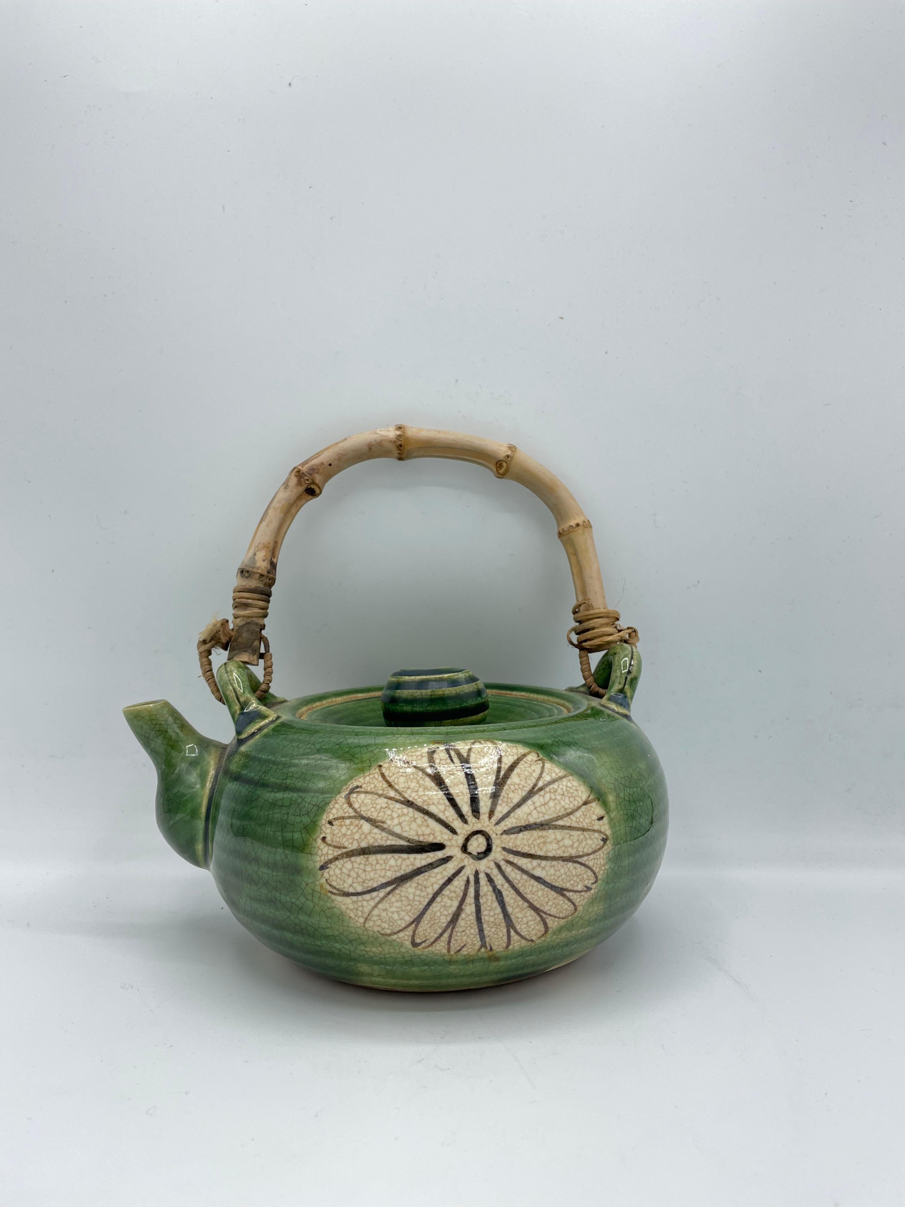 This is antique tea pot made in Japan around 1920s in Taisho era.
Taisho era is from 1912 to 1926.
This tea pot is made with style Oribe (Oribe ware/ Oribe yaki).

Dimensions: 15.5 x 18 x H19 cm (including wrist 10cm).

Oribe ware/ Oribe-yaki