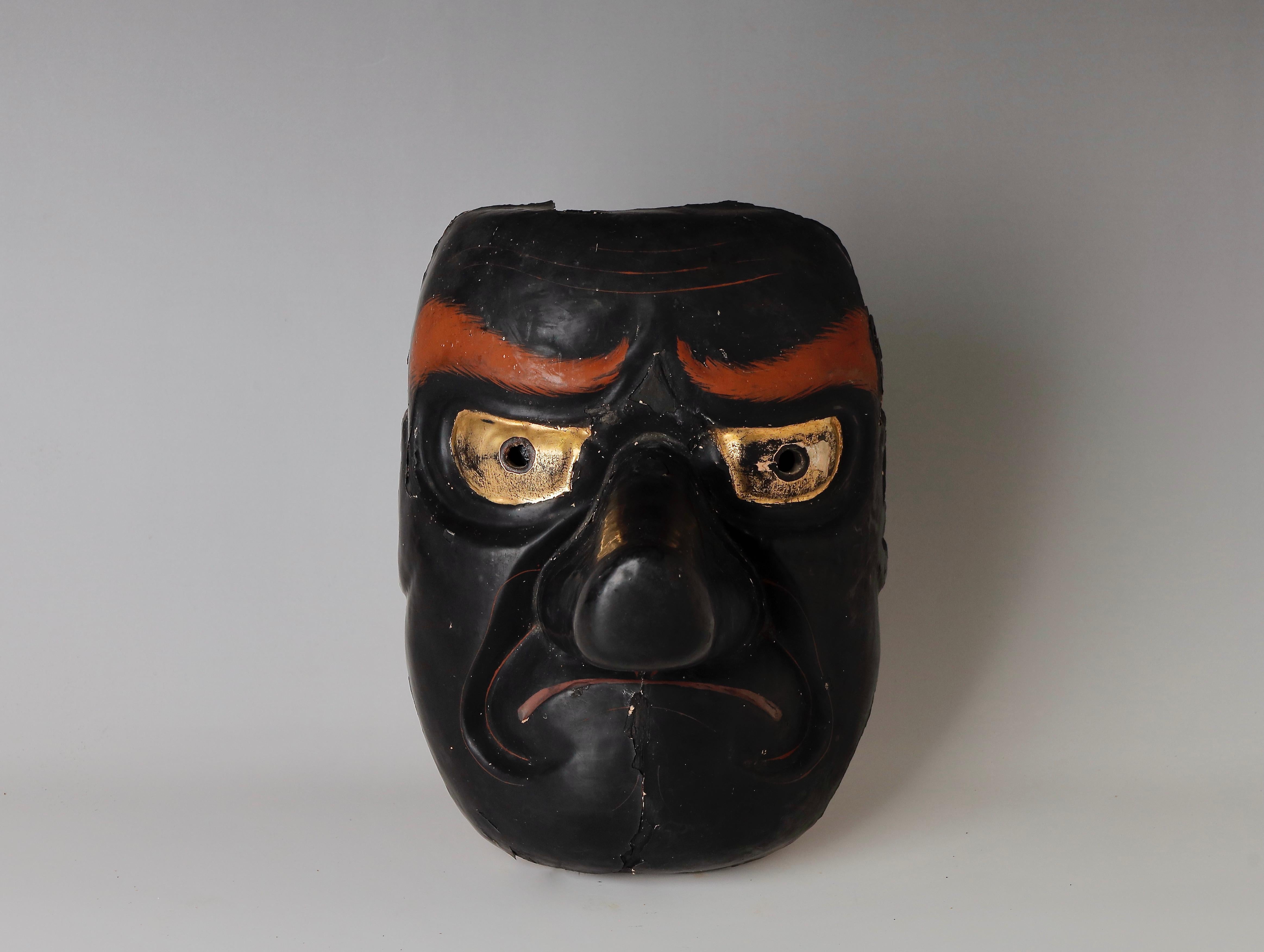 Masque de Tengu
Quelques patines et abrasions dues à l'âge, voir photos. 
Taille : 17x 23 x 17.5cm (7 x 9 x 7 pouces) 
Poids : 660g (1.5lb)
Matériau : bois et laque.


