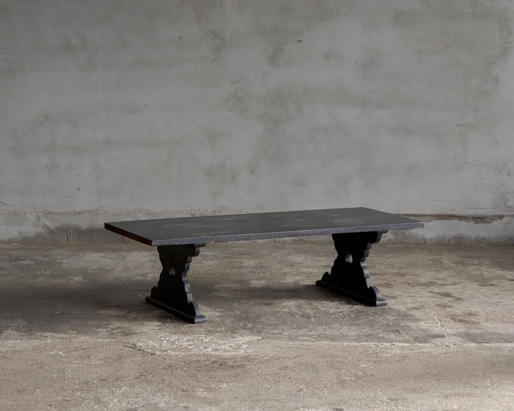 Este escritorio antiguo se fabricó en la Era Meiji (1868-1912).

Hecha de madera de castaño y acabada con laca japonesa urushi negra, presenta un tono rico y tenue y un aspecto tranquilo y envejecido. El diseño general es limpio y refinado, con