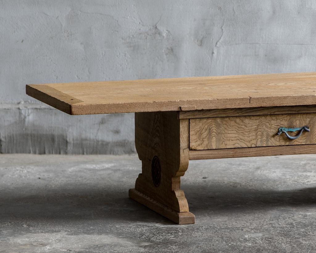 Ce bureau tenjin antique a été fabriqué durant l'ère Meiji (1868-1912).

Utilisé à l'origine dans les terakoya (écoles de temple) traditionnelles, ce pupitre bas a été conçu pour un mode de vie où l'on s'asseyait directement sur le sol. Aujourd'hui,