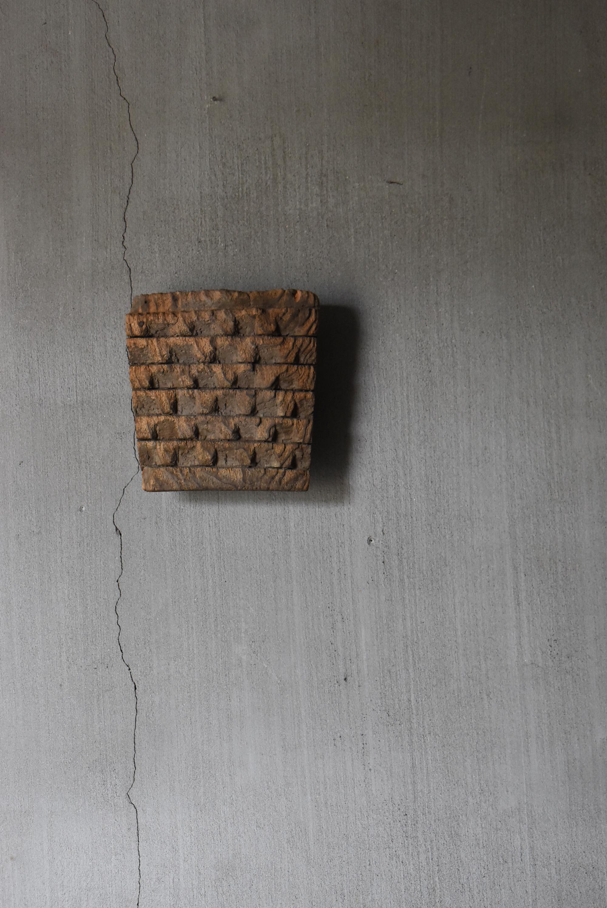 This is a traditional Japanese thatched roof tool known as a “Gangi.”
A Gangi is used to trim the cut ends of the thatch and smooth the roof’s surface, symbolizing the craftsmanship of the thatching artisans. This piece is believed to have been used