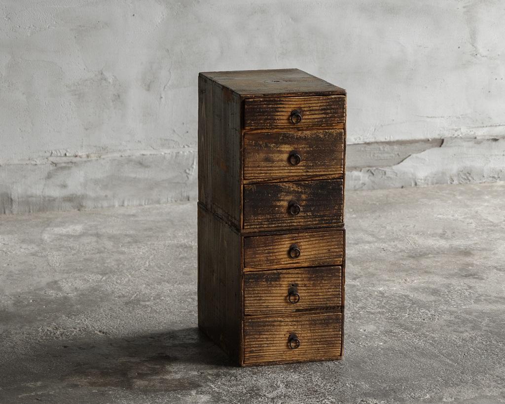 Boîte japonaise ancienne à trois tiroirs, époque Taisho (1912-1926), Wabi Sabi #2 en vente 6