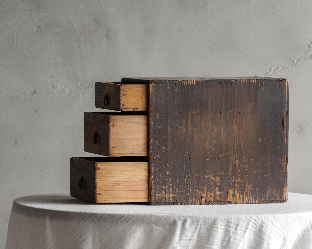 20ième siècle Boîte japonaise ancienne à trois tiroirs, époque Taisho (1912-1926), Wabi Sabi #2 en vente