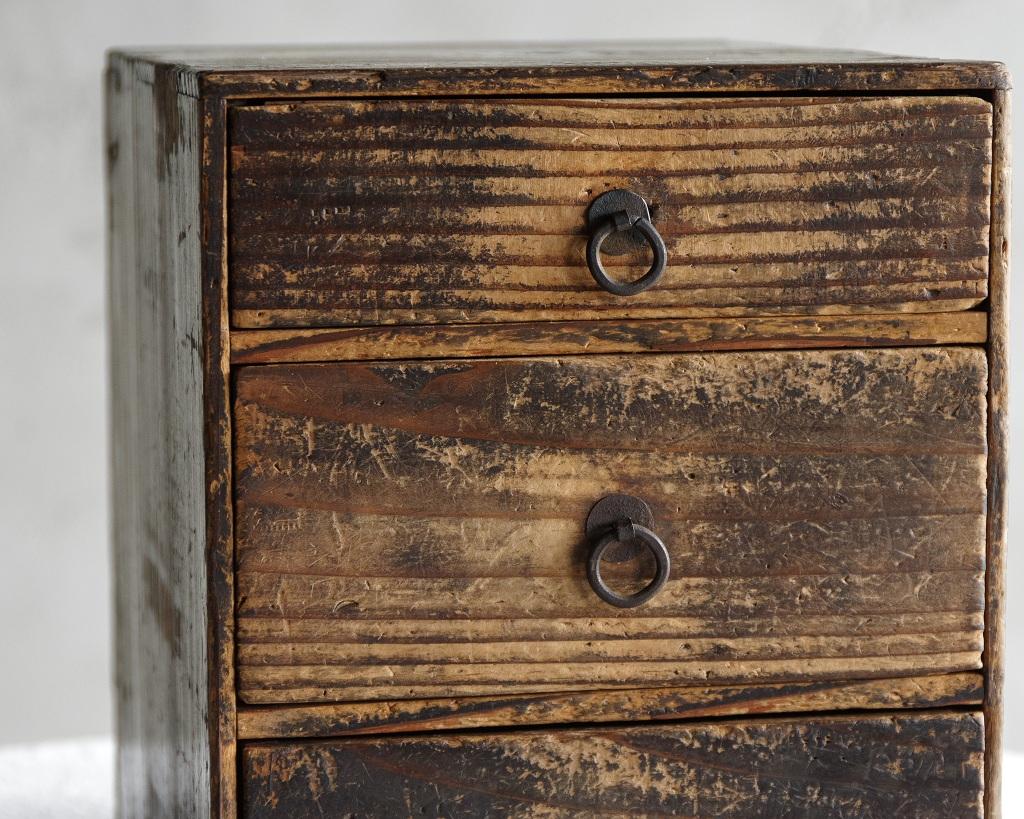 Boîte japonaise ancienne à trois tiroirs, époque Taisho (1912-1926), Wabi Sabi #2 en vente 1