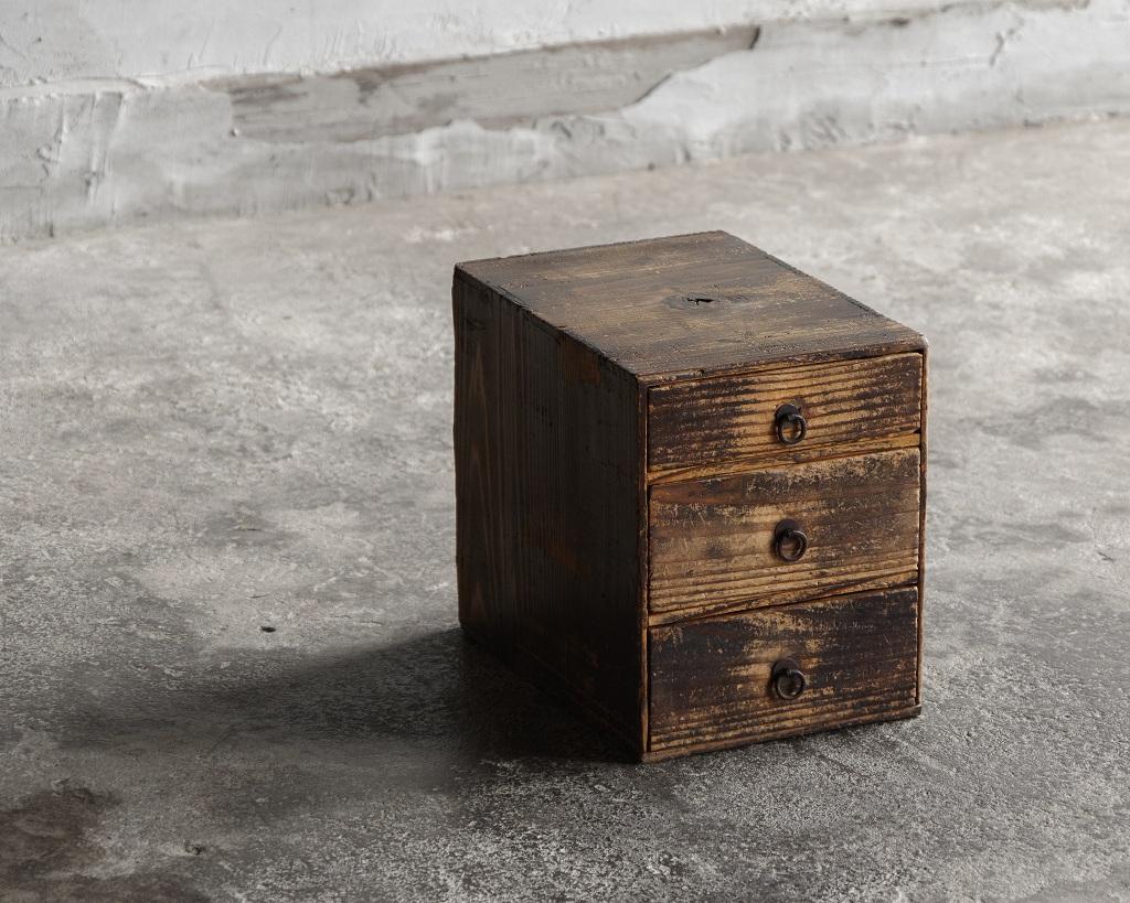 Boîte japonaise ancienne à trois tiroirs, époque Taisho (1912-1926), Wabi Sabi #2 en vente 3