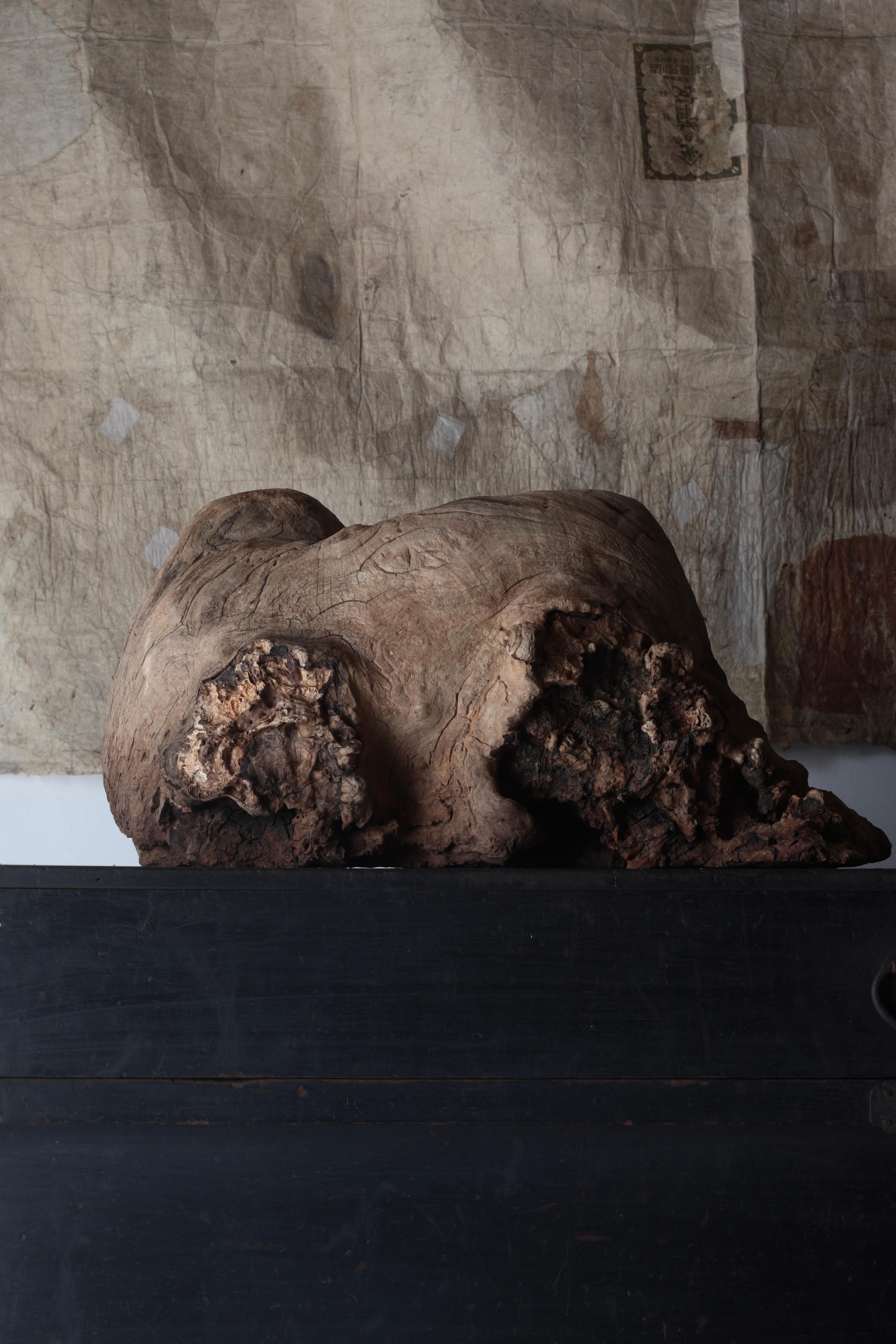 This is an old Japanese tree bump.

You can put it on a sideboard or shelf and decorate it as an object.

Also, there is a hole in the middle, so I think you can put a vase inside and decorate flowers.
The type of tree is unknown, but I think it is