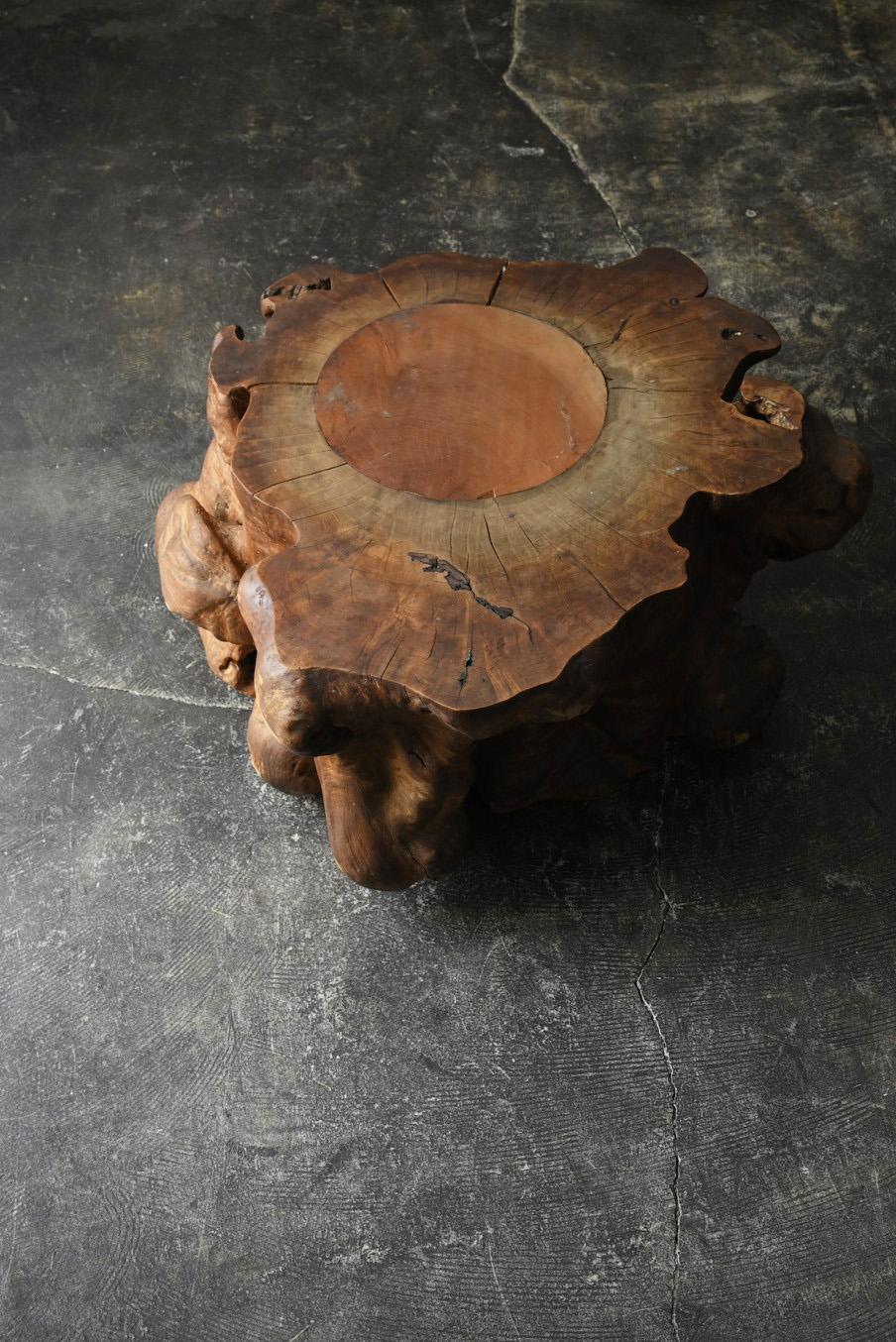 This is an item cut from an old Japanese tree with a knot.
It was originally used as a brazier, but the bottom is beautiful and can be used as a table.
When viewed from the front, it has a sun-like design.
This is because the hole in the center has