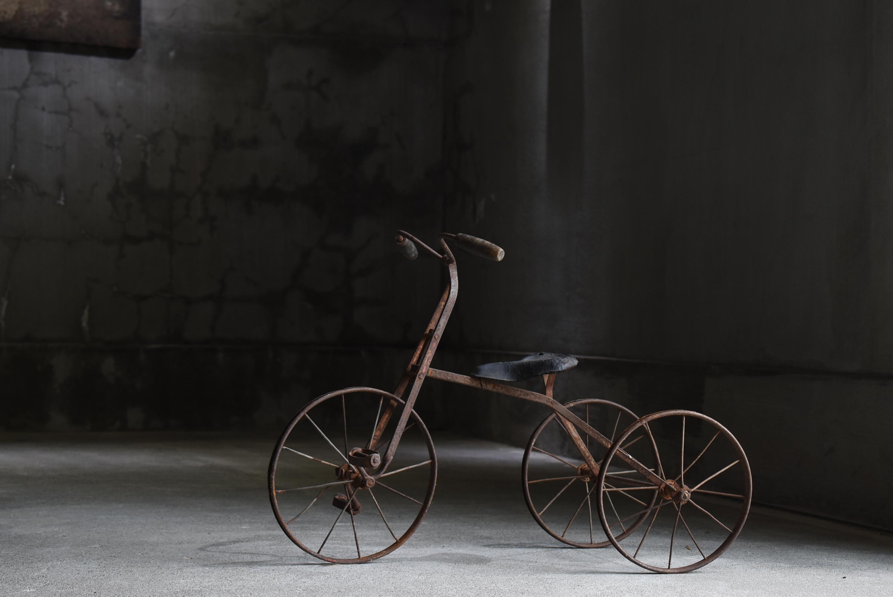 This is a very old Japanese tricycle.
This item is from the early Showa period (1900s-1940s).
The handle is made of wood and the seat is made of leather.
Everything else is made of iron.

It is a miracle that it remains in this condition to this