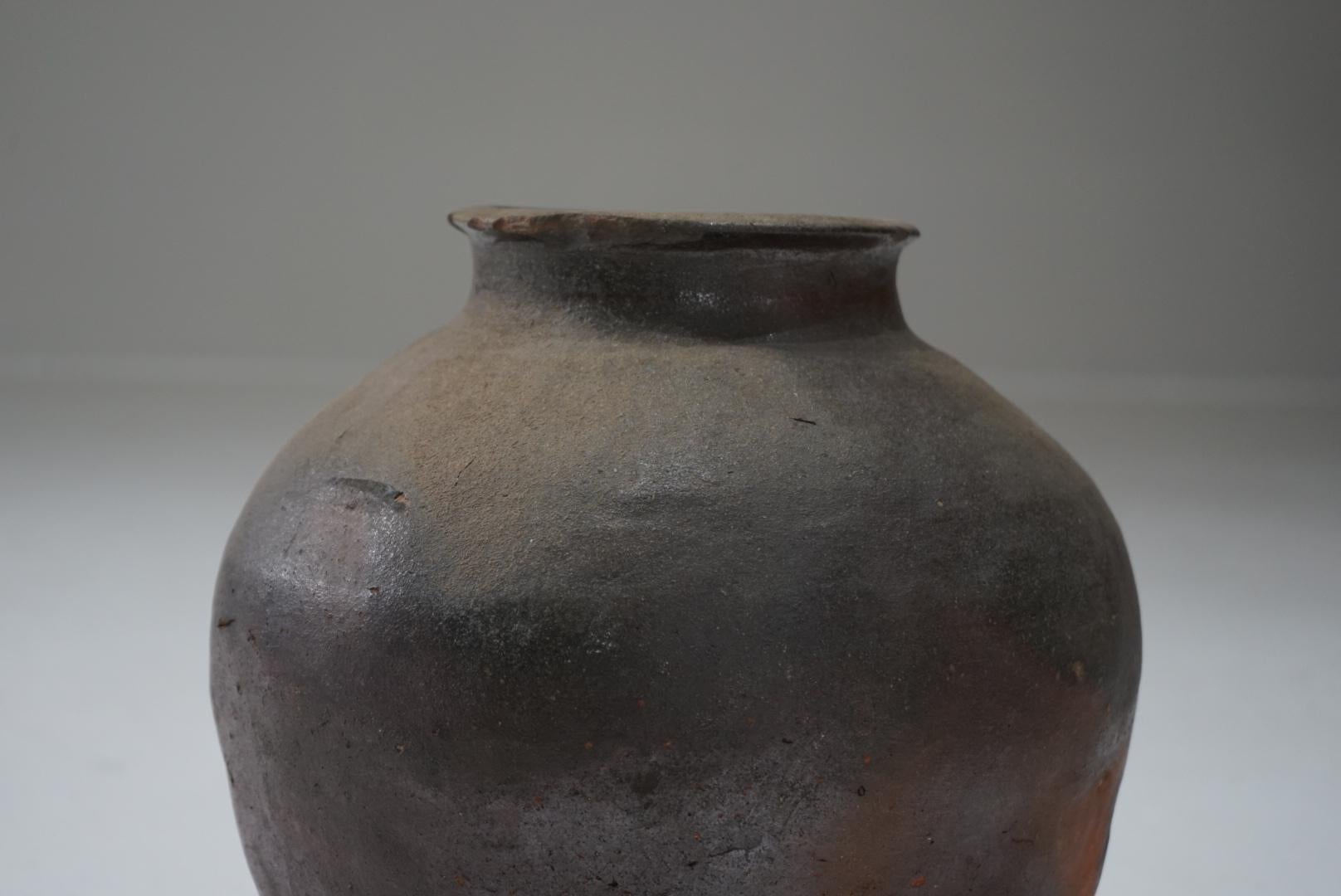 This is an old Japanese vase.
There is a chip in the peristome.
There are several kiln marks on the body.

We will always suggest the best shipping method.
Please contact us first.

We also introduce many other Japanese antique furniture and objects